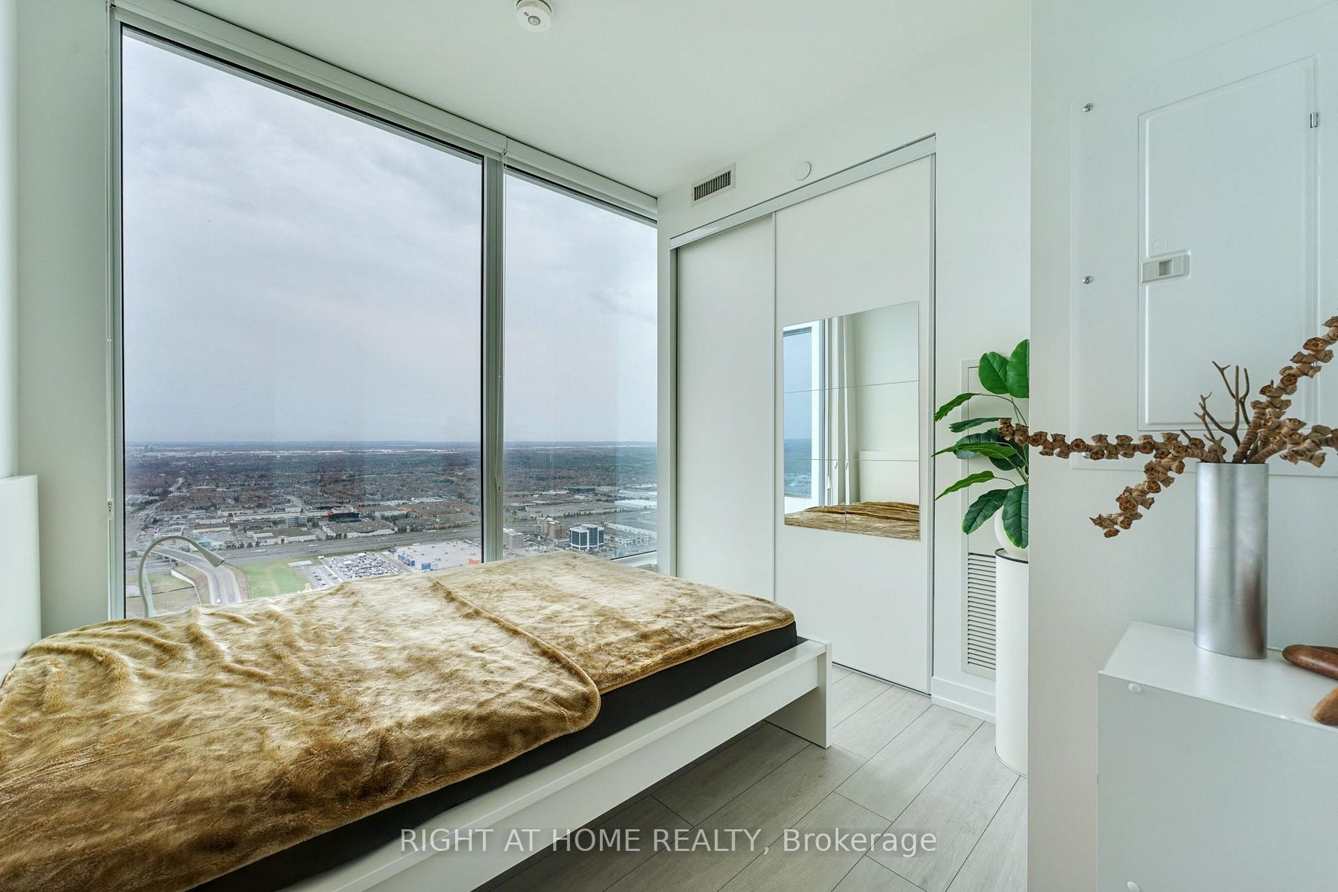 2 Bedrooms Condo at 898 Portage, Vaughan For sale