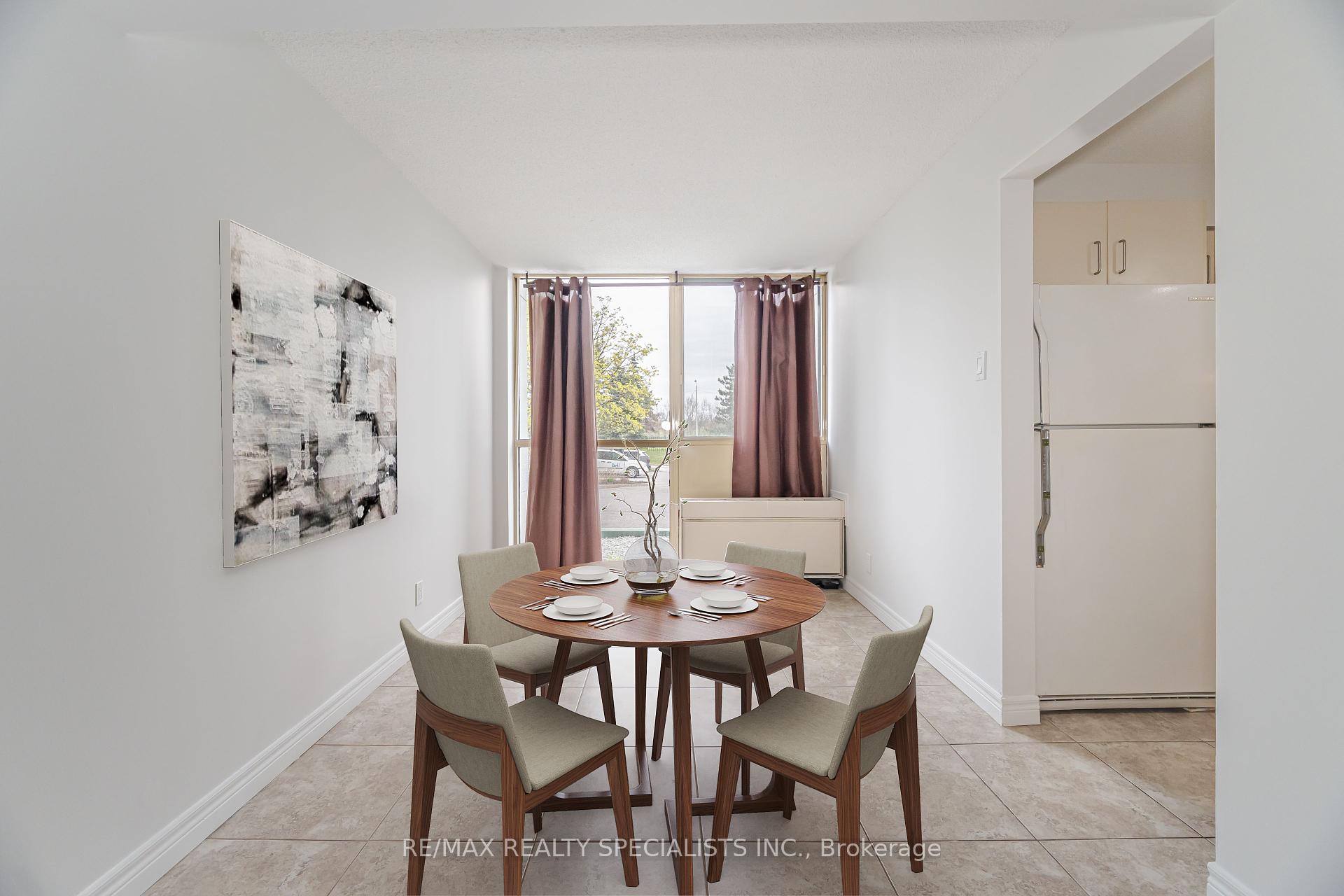 2 Bedrooms Condo at 61 Markbrook, Toronto For sale