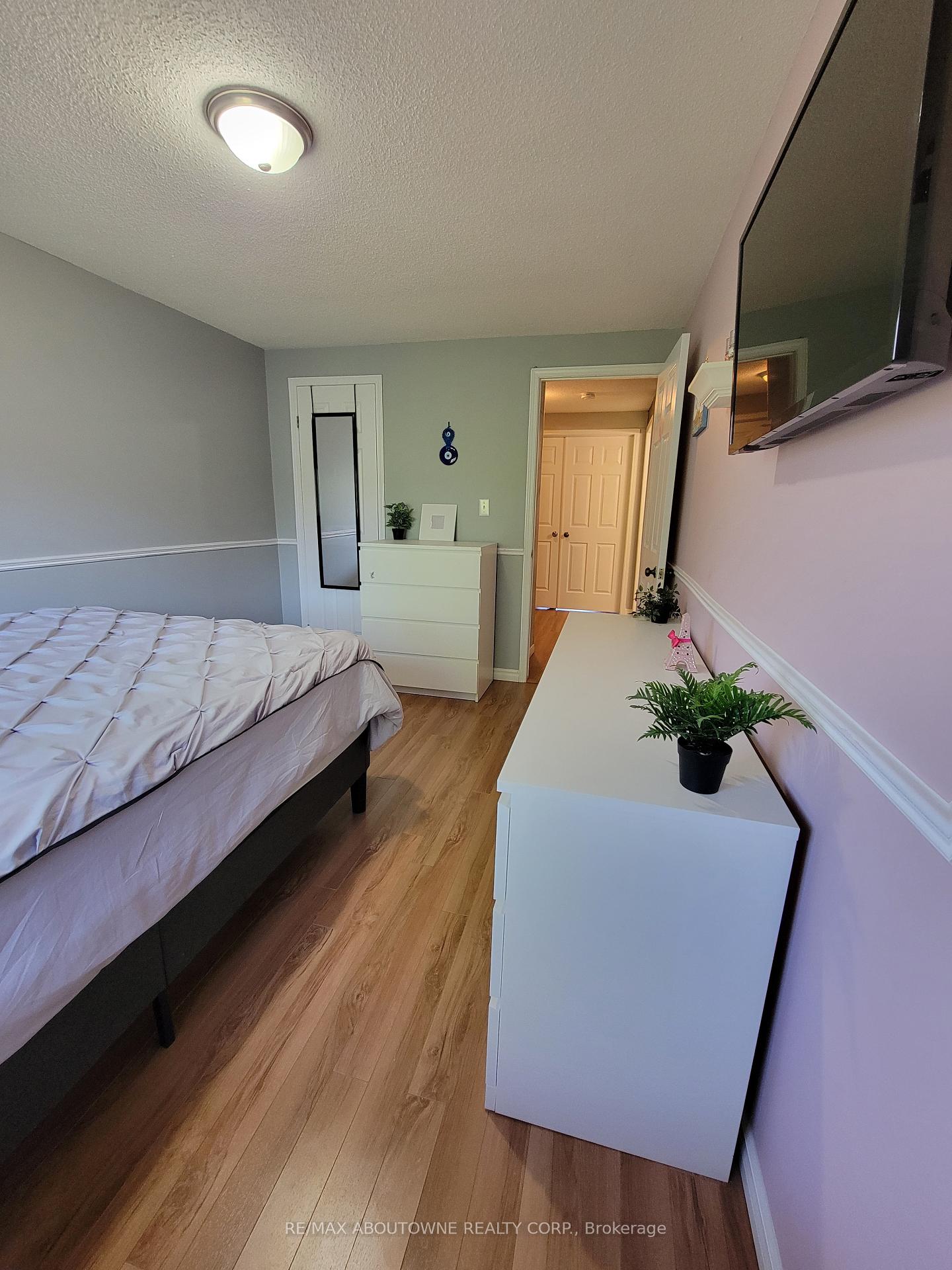 3 Bedrooms Condo at 1 Royalwood, Hamilton For sale