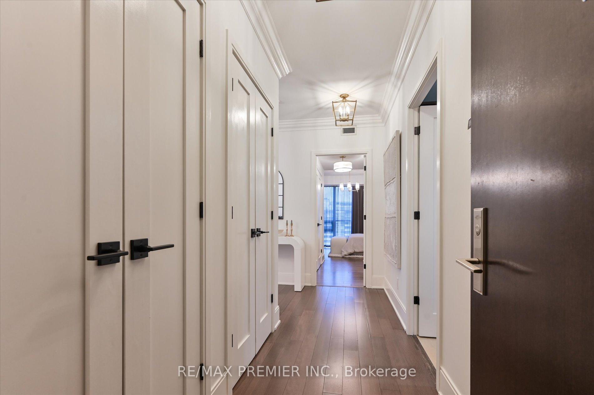 3 Bedrooms Condo at 25 Broadway, Toronto For sale