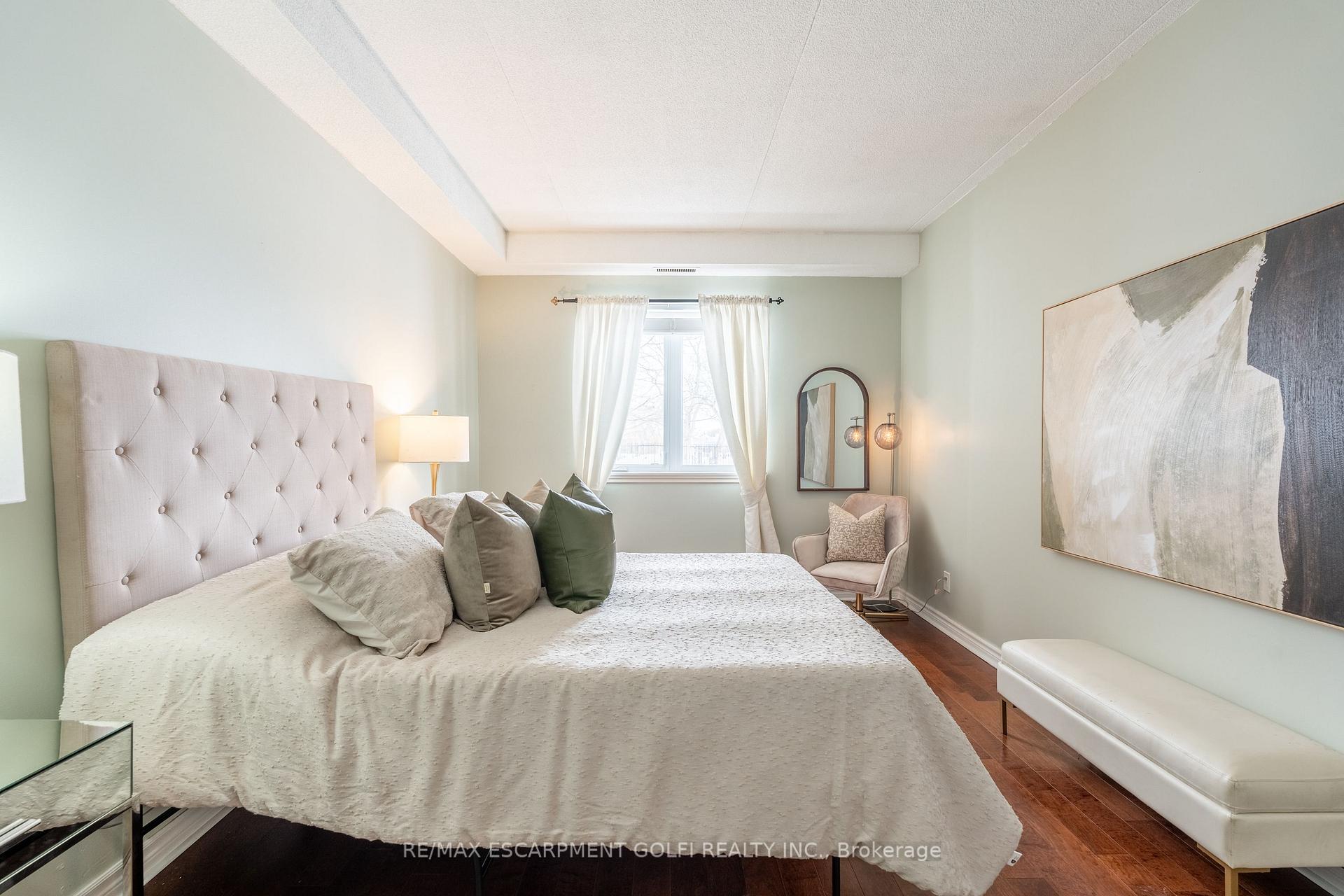 2 Bedrooms Condo at 416 Limeridge, Hamilton For sale