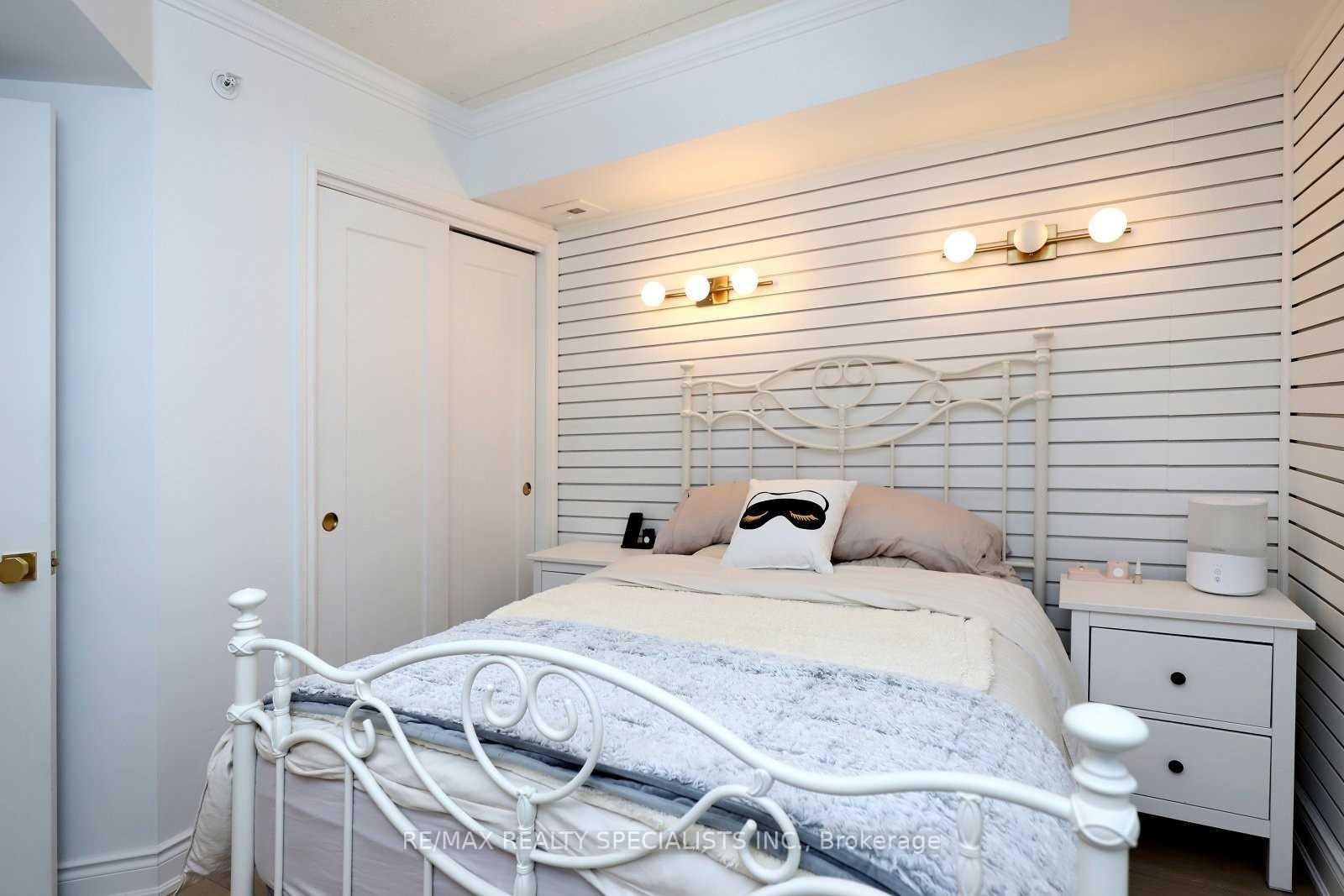 2 Bedrooms Condo at 1470 Bishops, Oakville For sale