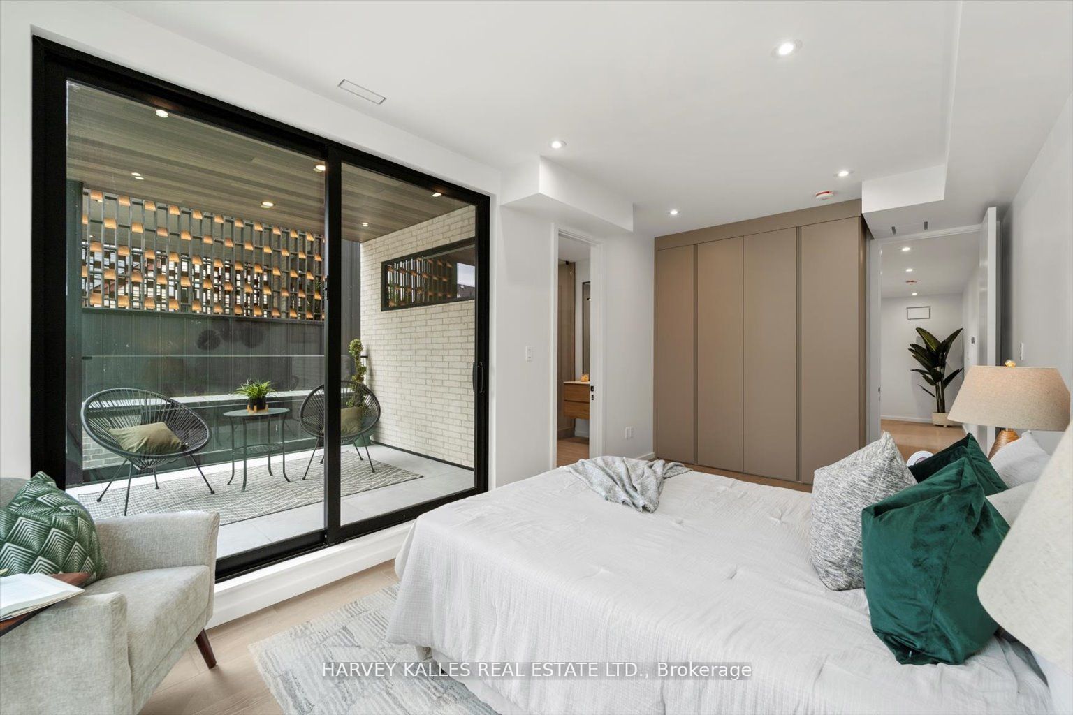 697 Richmond Street W