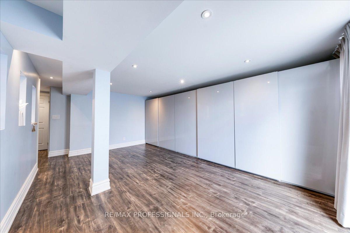 3 Bedrooms Condo at 600 Silver Creek,  Mississauga For sale