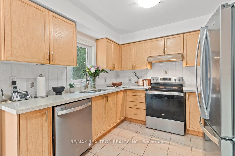 4 Bedrooms Condo at 31 Treeland, Toronto For sale