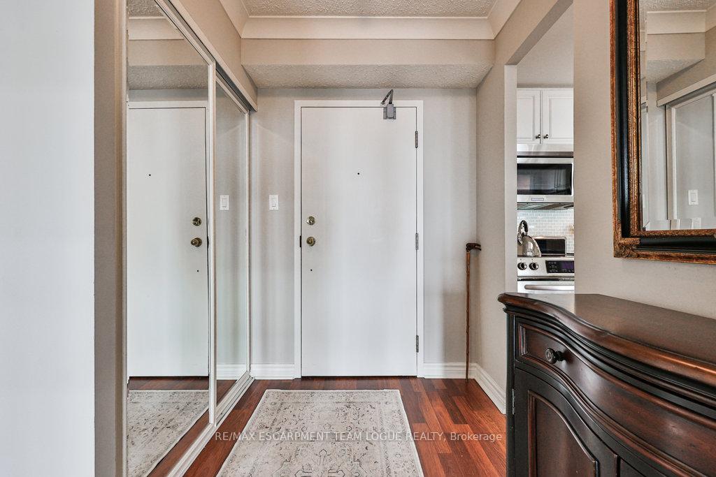 2 Bedrooms Condo at 2121 Lakeshore,  Burlington For sale