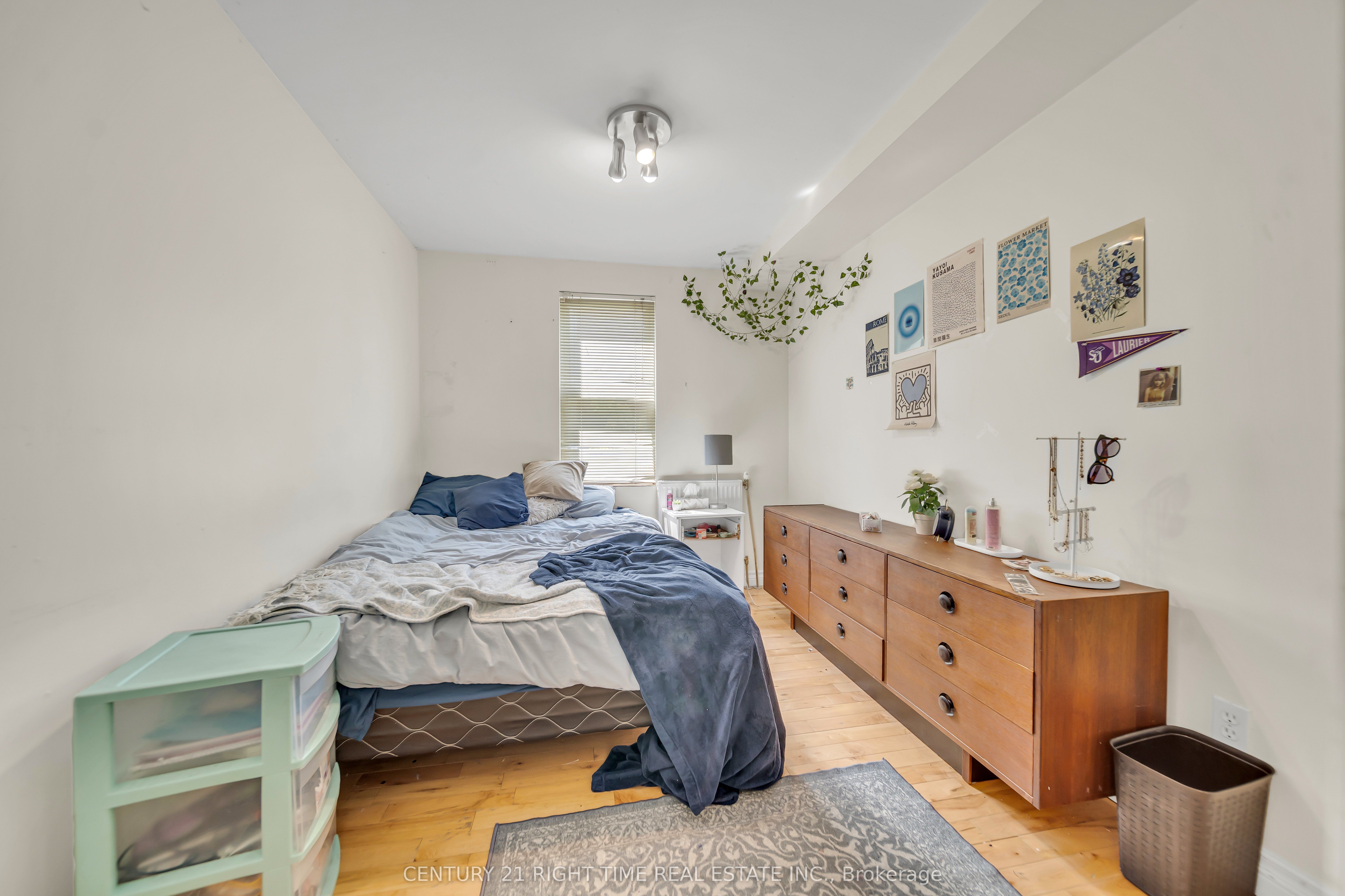 24 Columbia Street W