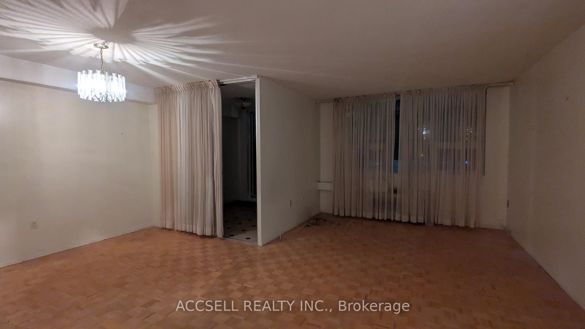 3 Bedrooms Condo at 15 La Rose, Toronto For sale