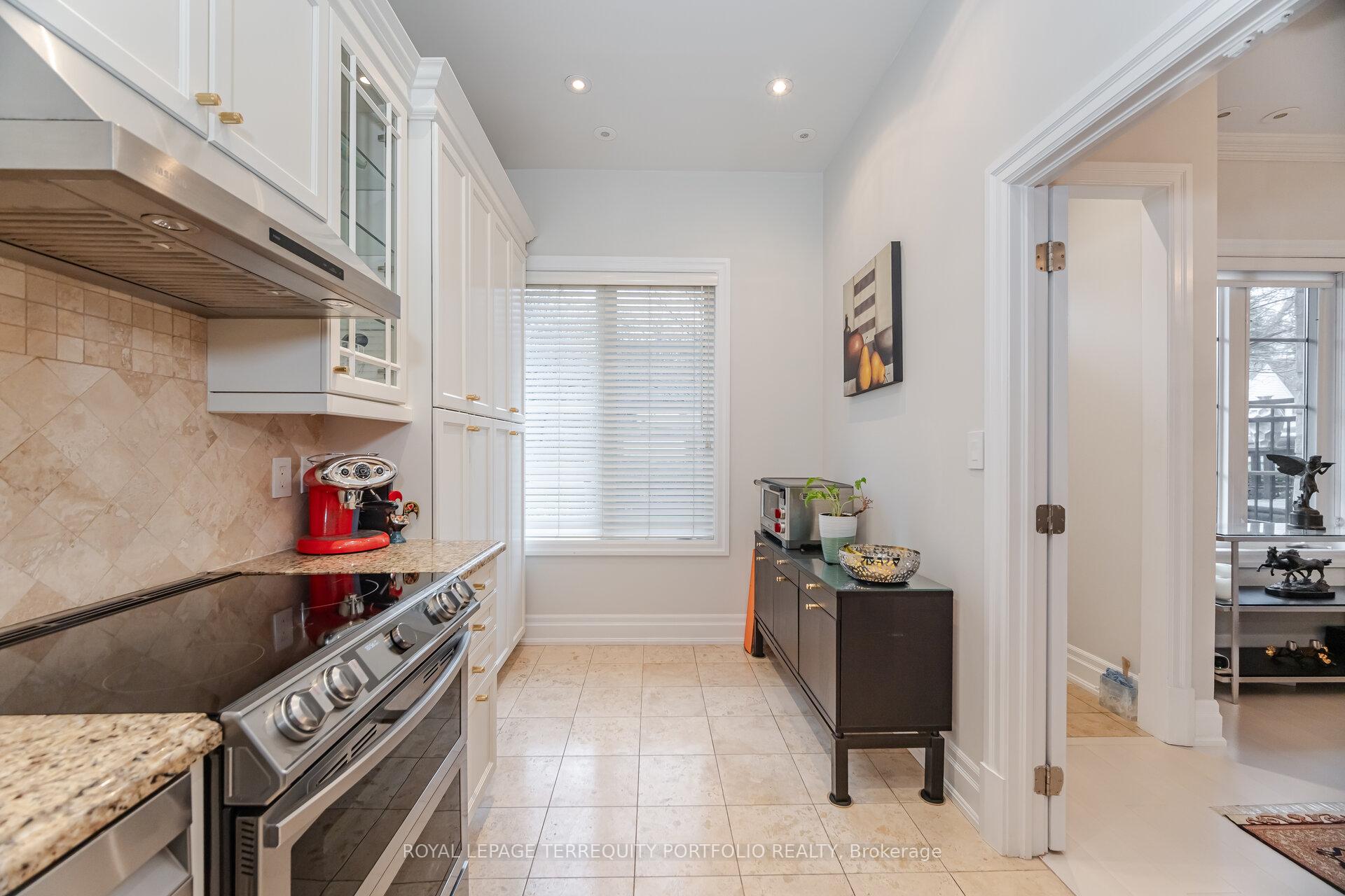 4 Bedrooms Condo at 51 York Mills,  Toronto For sale