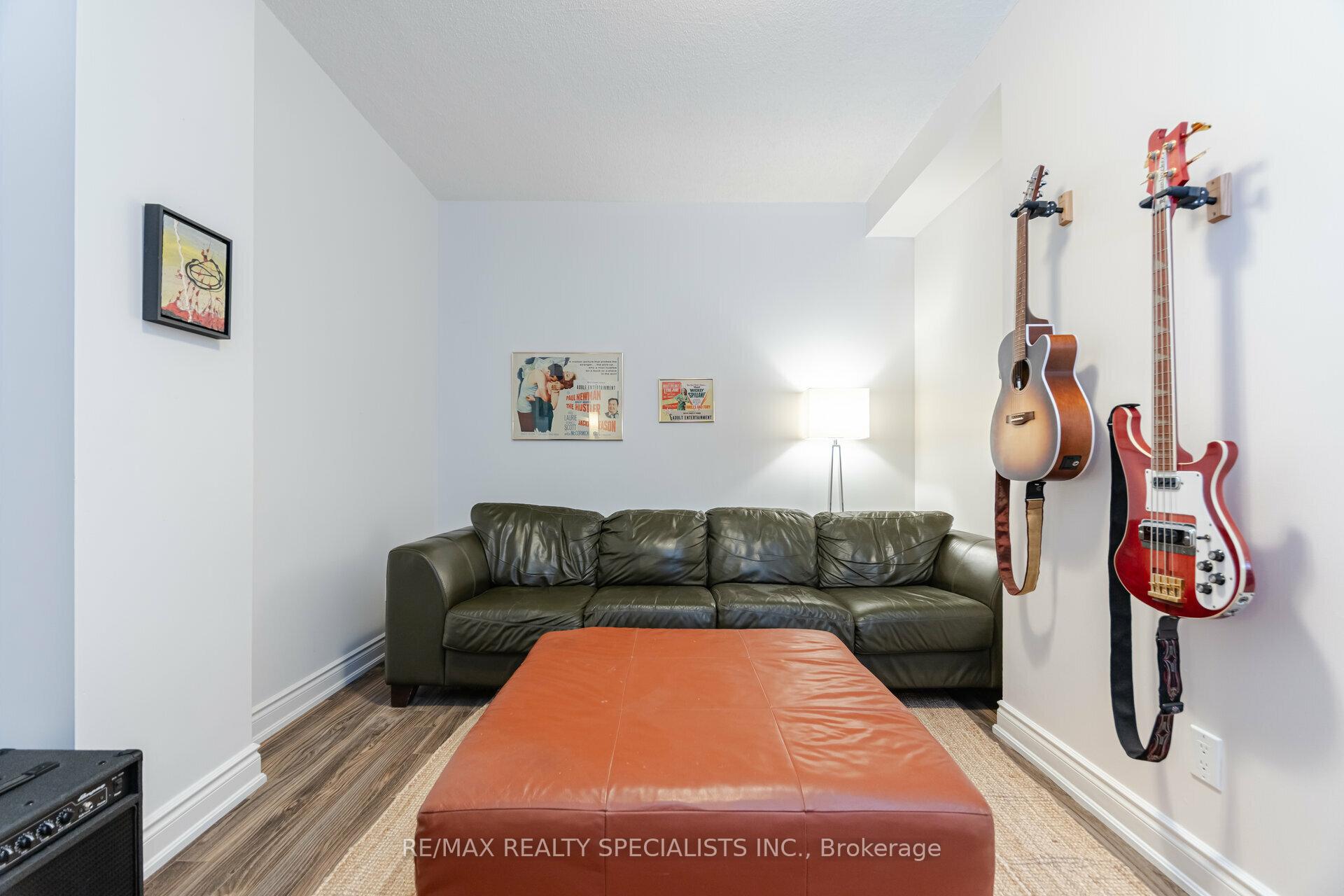 3 Bedrooms Condo at 399 Elizabeth, Burlington For sale