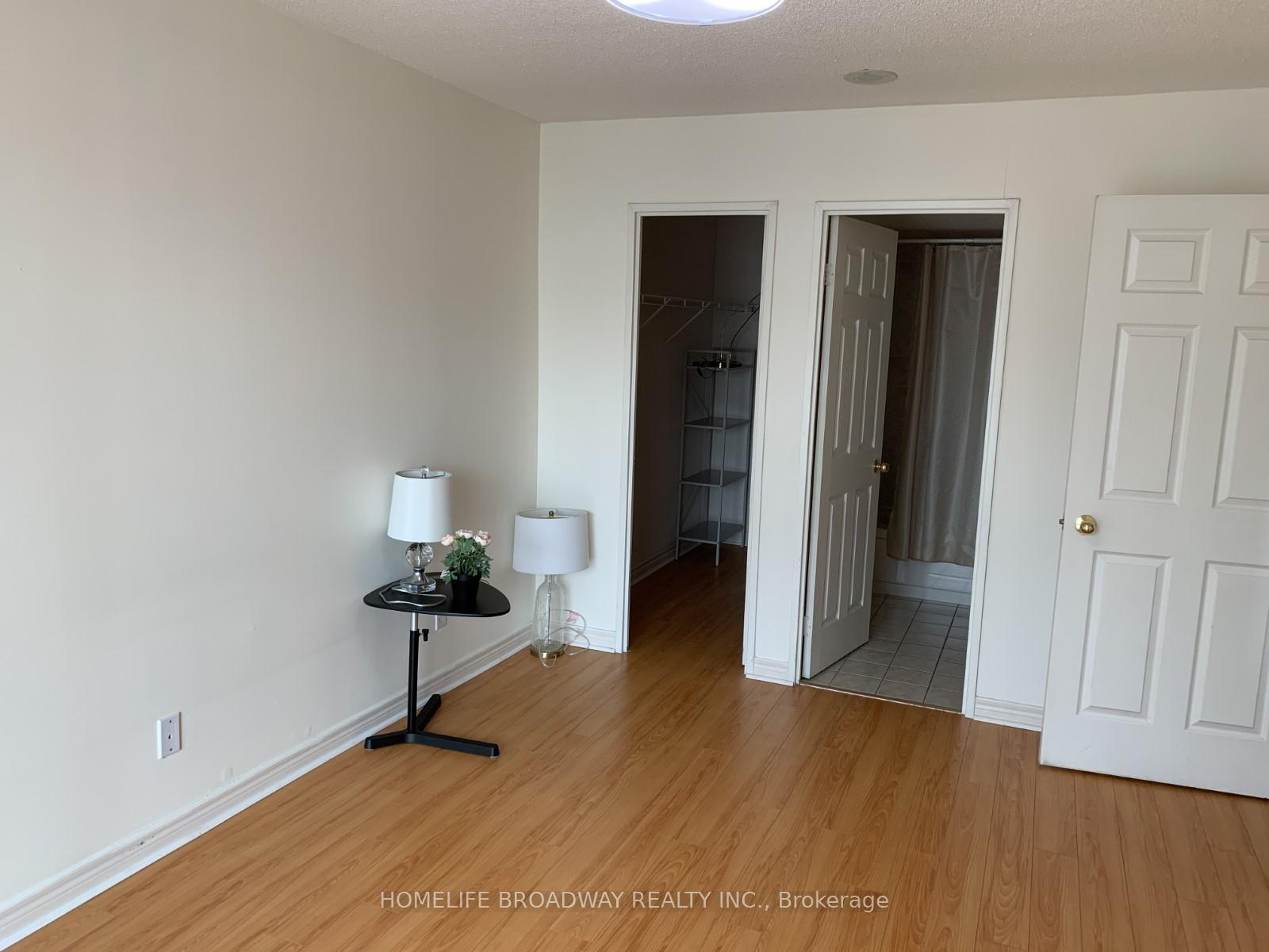 3 Bedrooms Condo at 18 Parkview,  Toronto For sale
