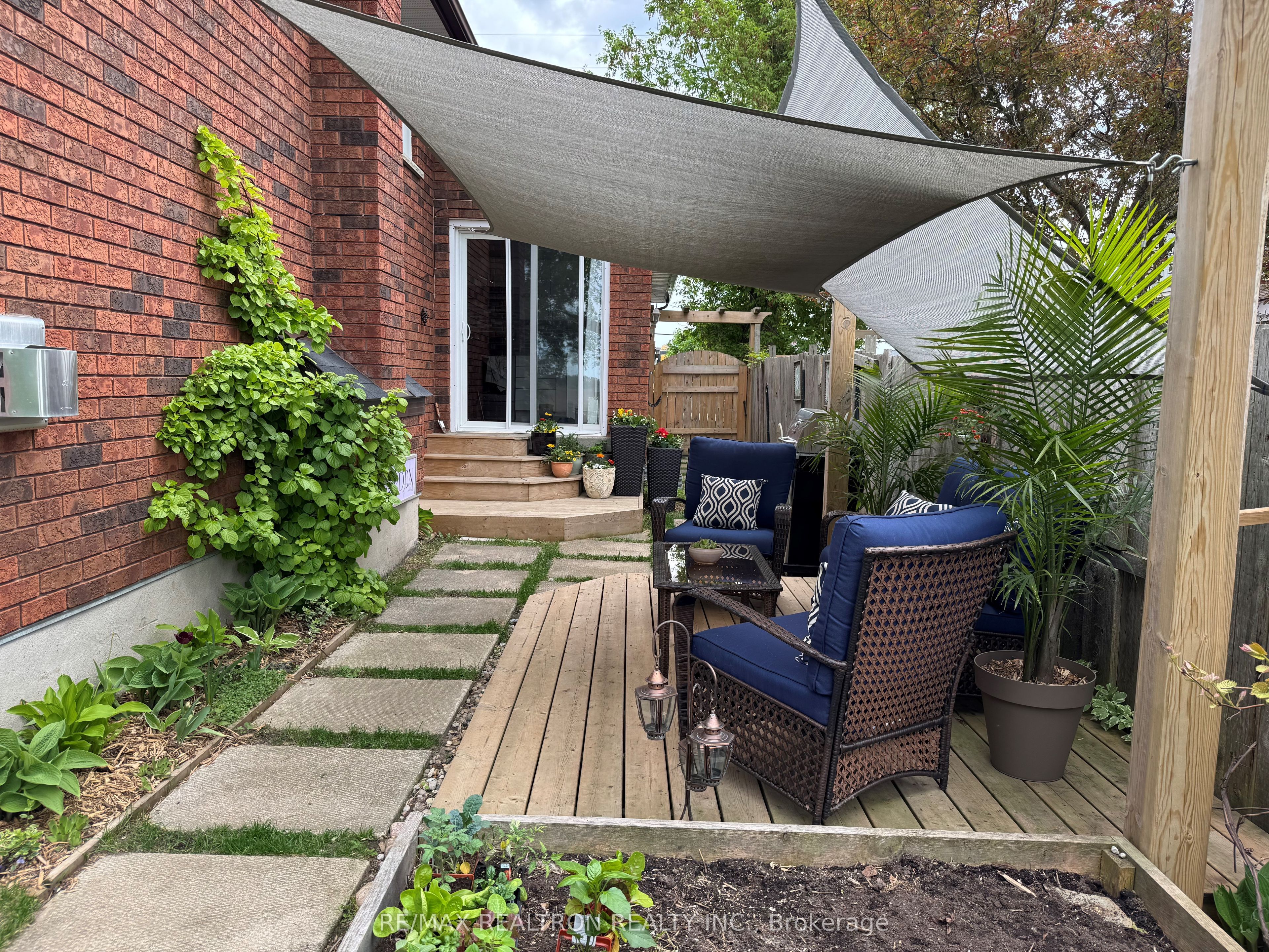 172 Queen Street W