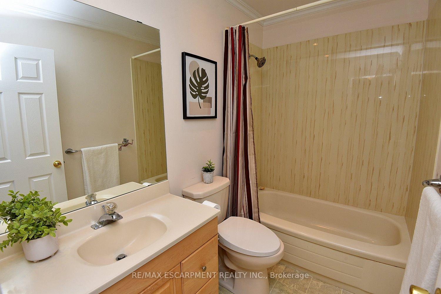 4 Bedrooms Condo at 250 Magnolia, Hamilton For sale