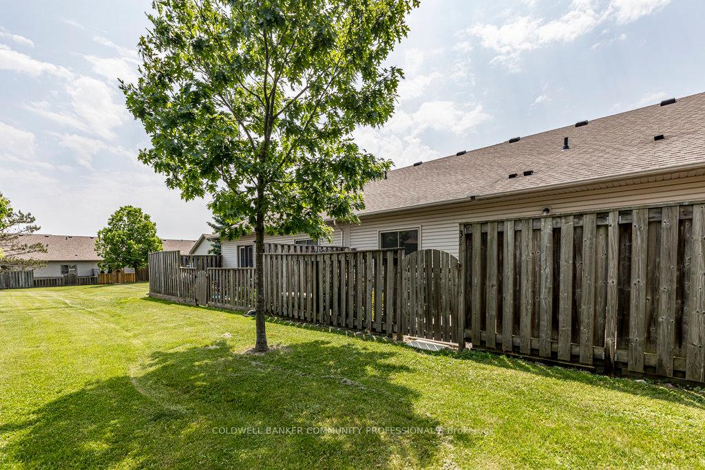 2 Bedrooms Condo at 130 Southbrook, Hamilton For sale