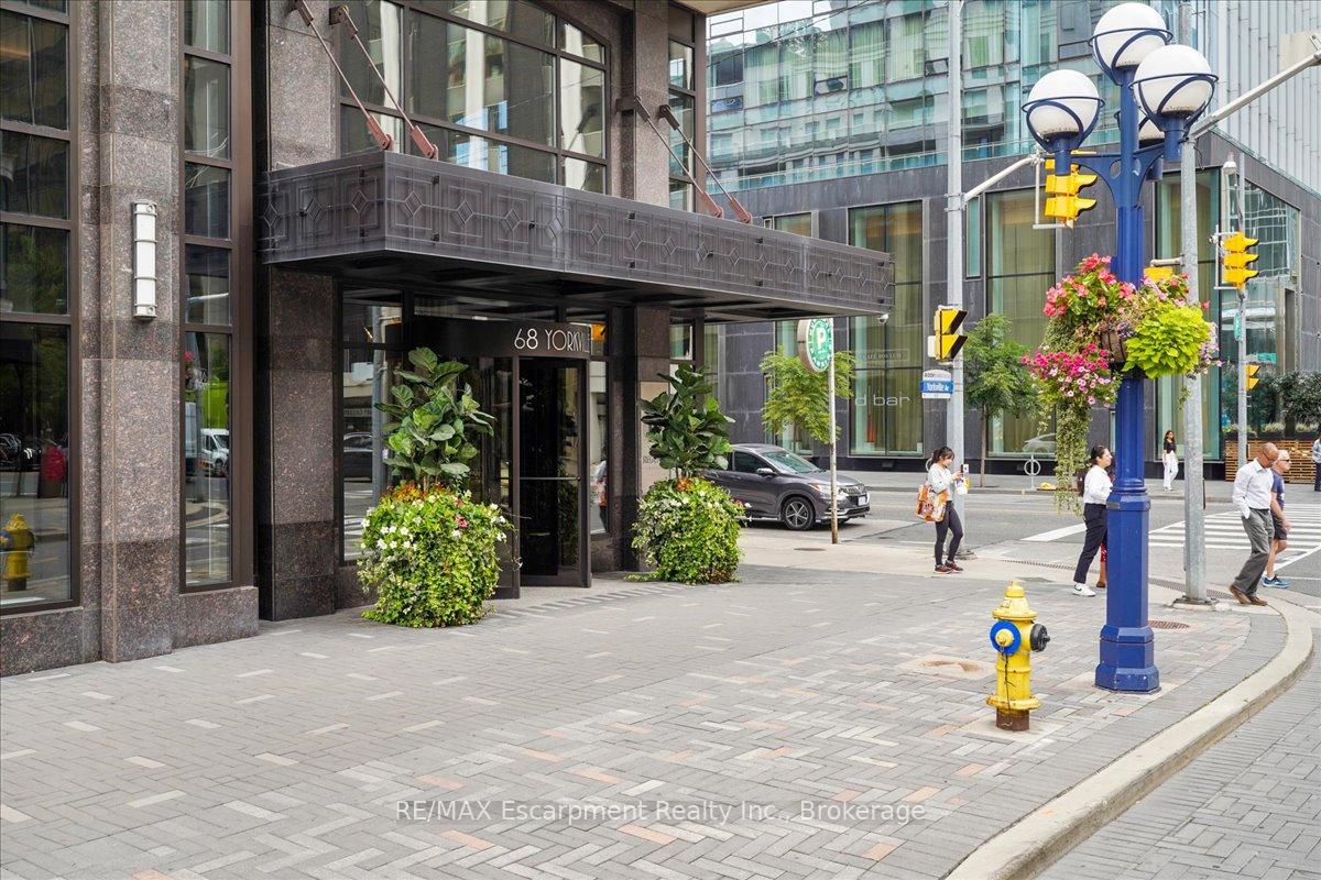 3 Bedrooms Condo at 68 Yorkville, Toronto For sale
