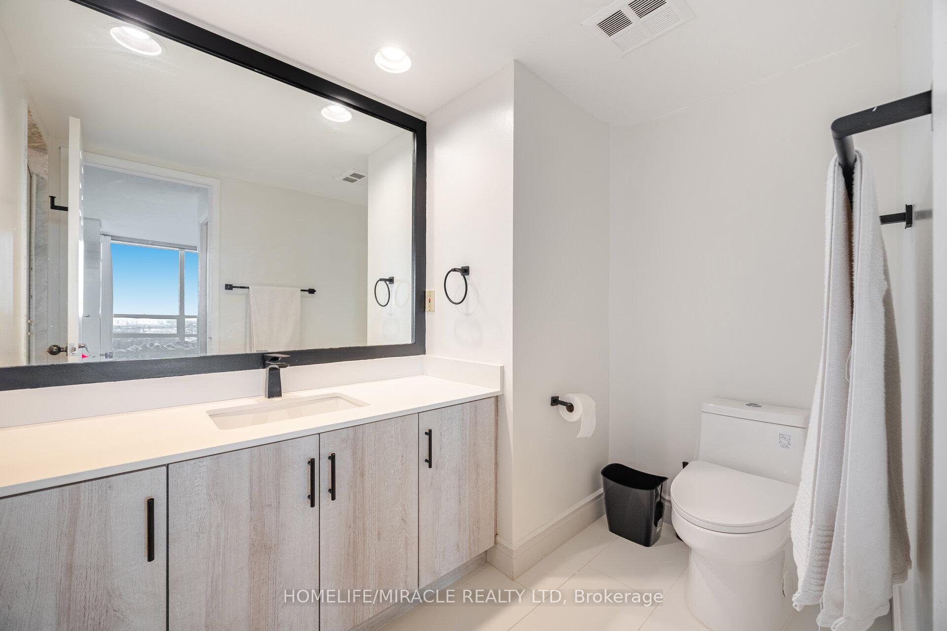 2 Bedrooms Condo at 50 Eglinton, Mississauga For sale