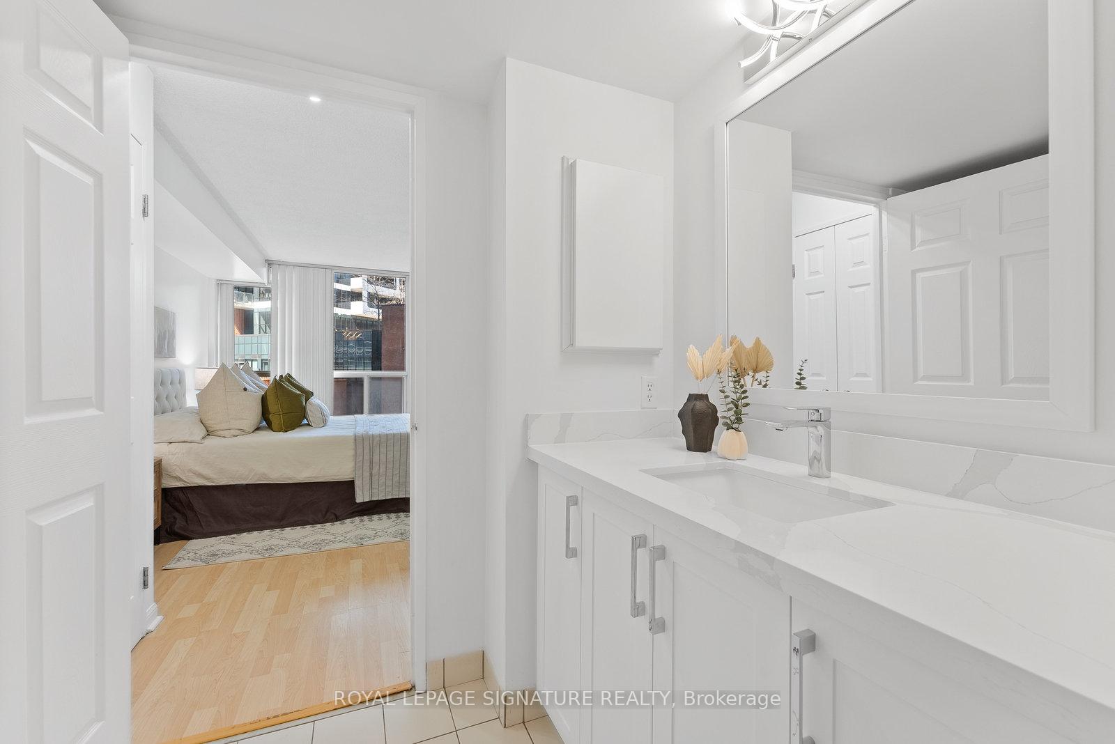 2 Bedrooms Condo at 24 Wellesley, Toronto For sale