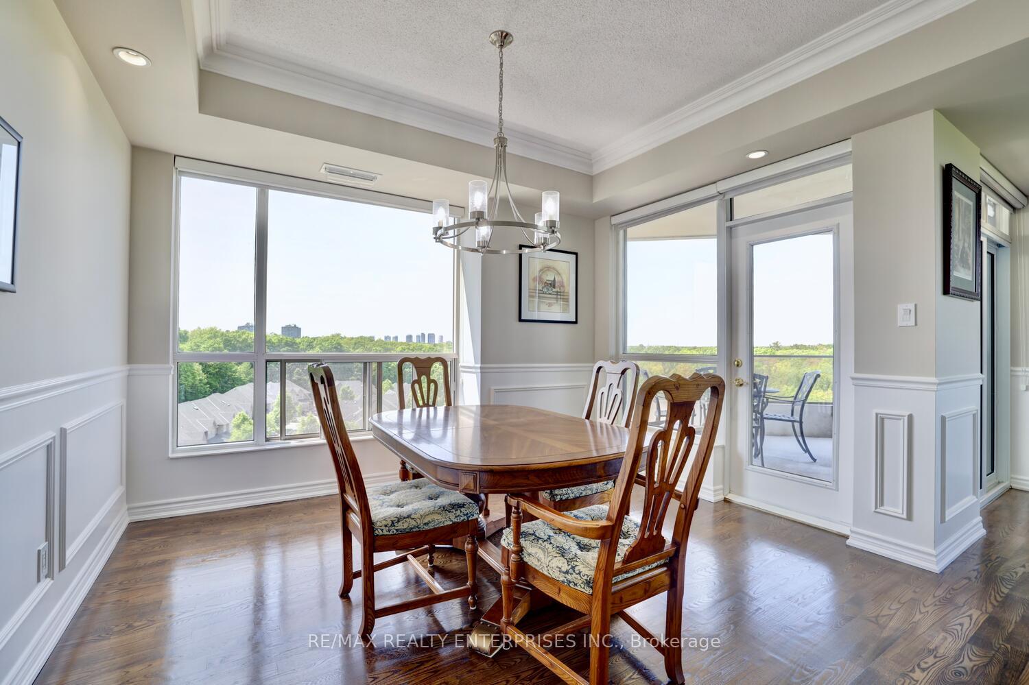 3 Bedrooms Condo at 1900 The Collegeway, Mississauga For sale