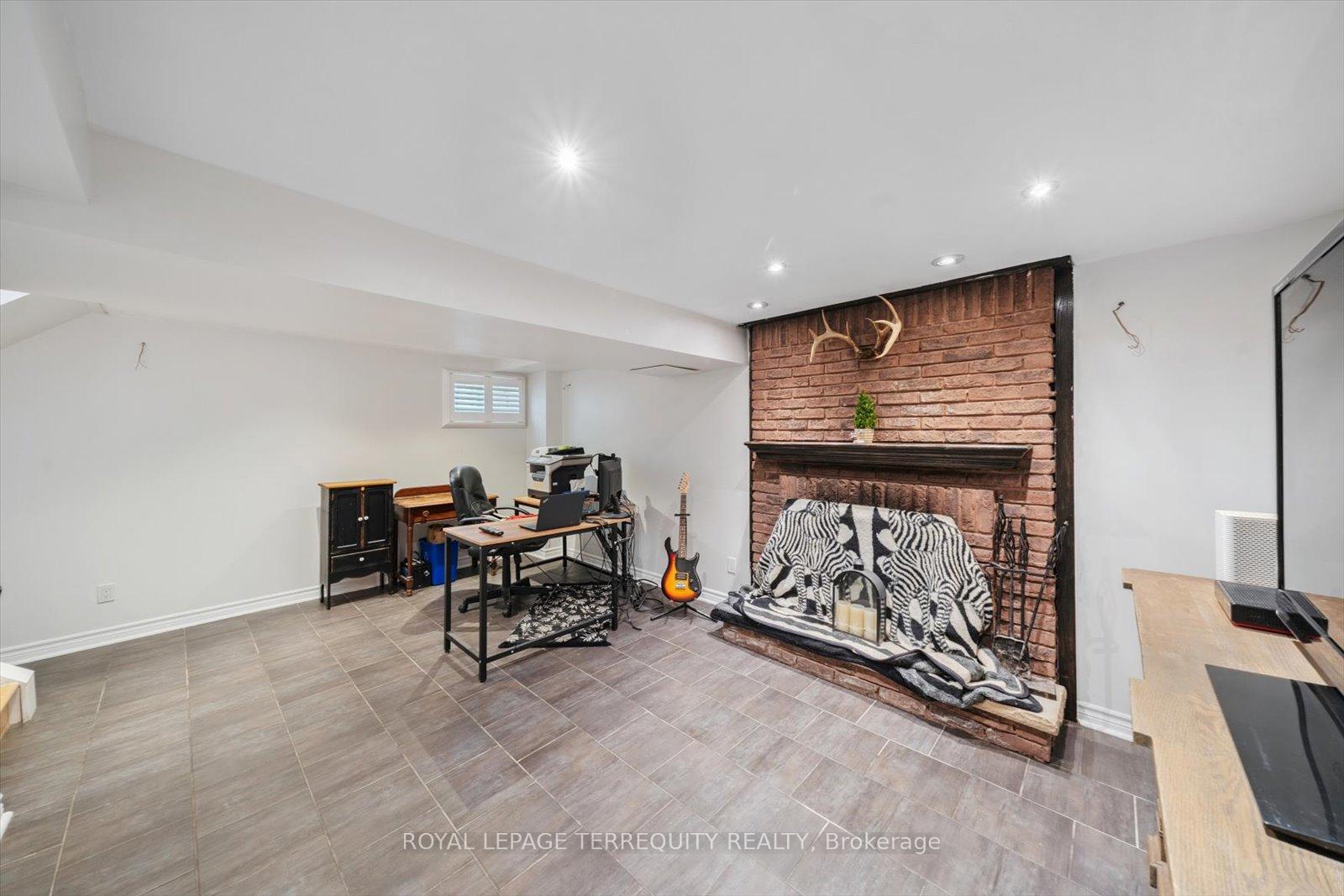 4 Bedrooms Condo at 1825 Hyde Mill, Mississauga For sale