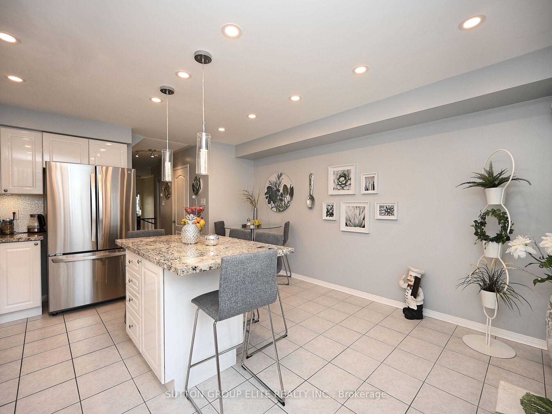 3 Bedrooms Condo at 601 Shoreline, Mississauga For sale