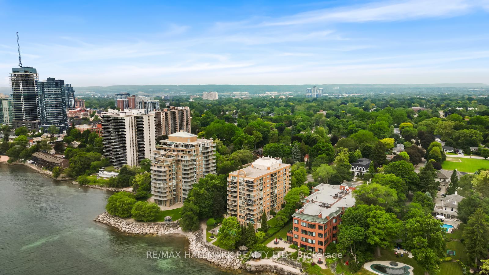 2 Bedrooms Condo at 2210 Lakeshore, Burlington For sale