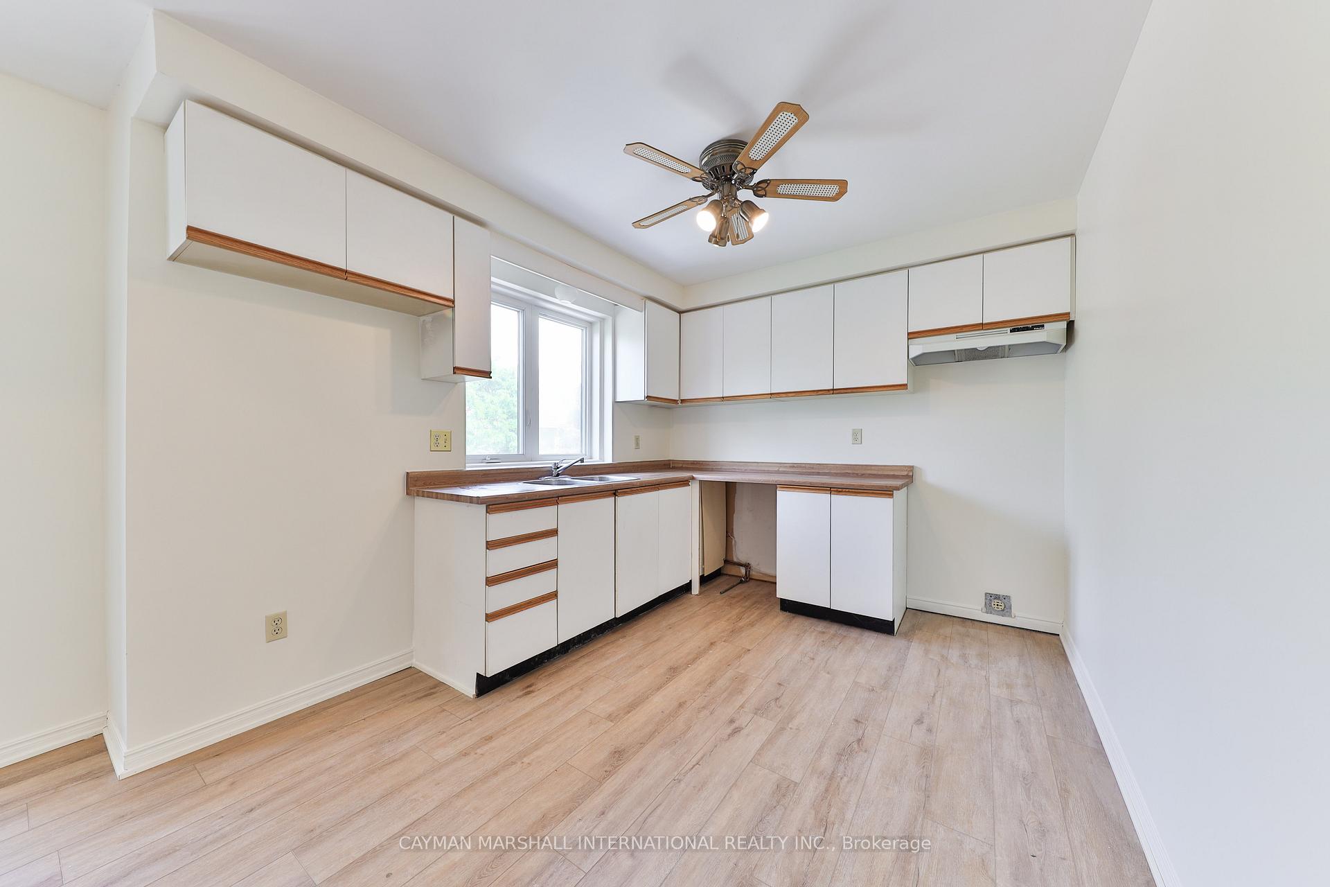 3 Bedrooms Condo at 1160 Walden, Mississauga For sale