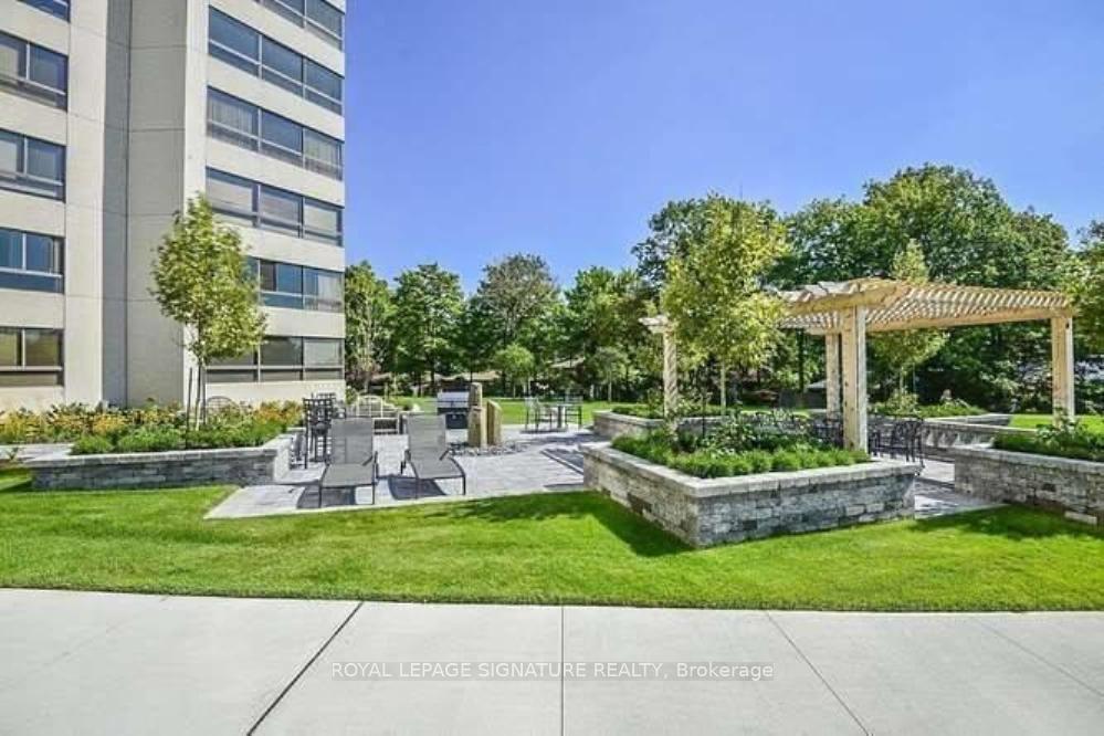 3 Bedrooms Condo at 1300 Bloor, Mississauga For sale