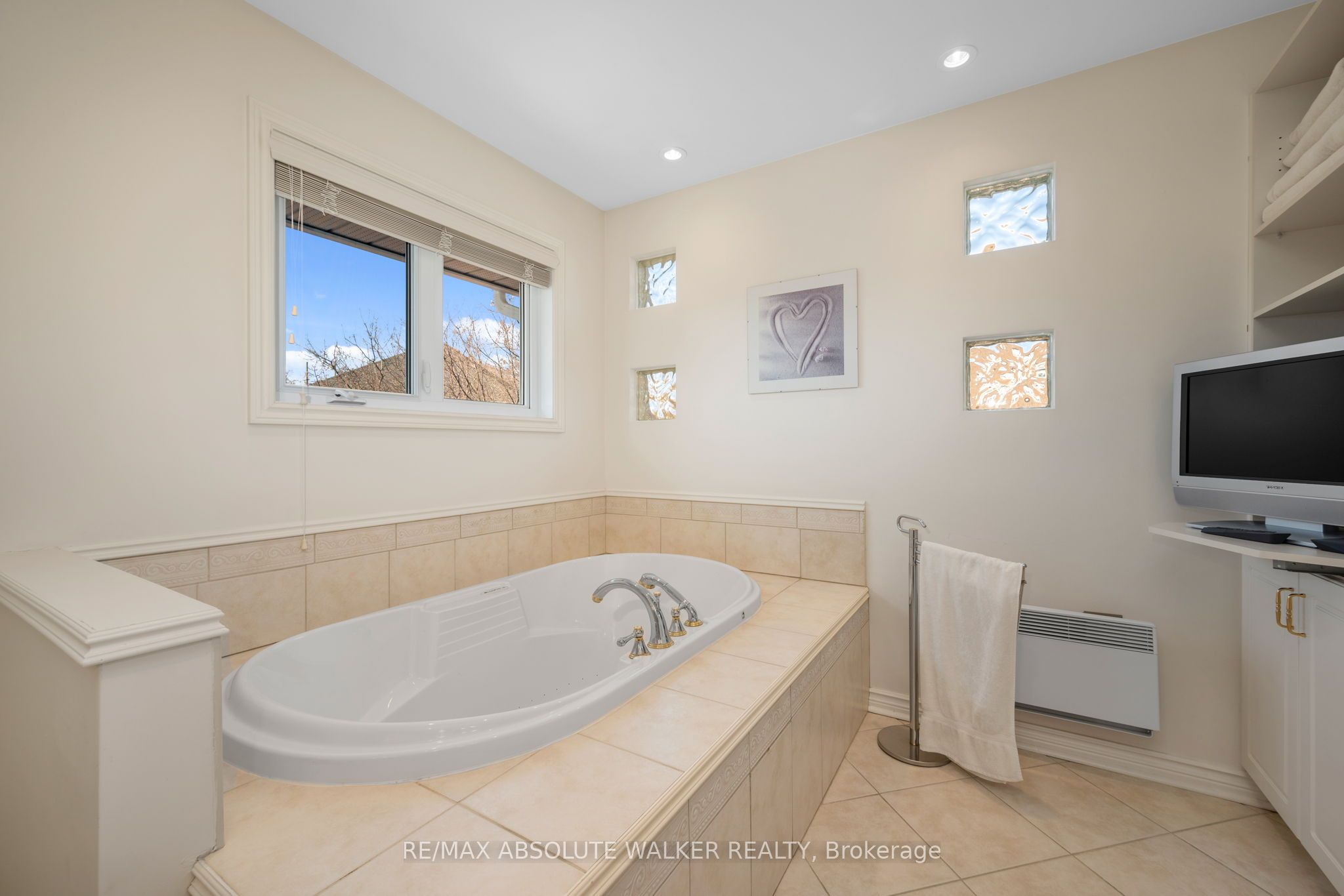 3 Hallowell Court, SouthofBaselinetoKnoxdale, ON K2H 8N4