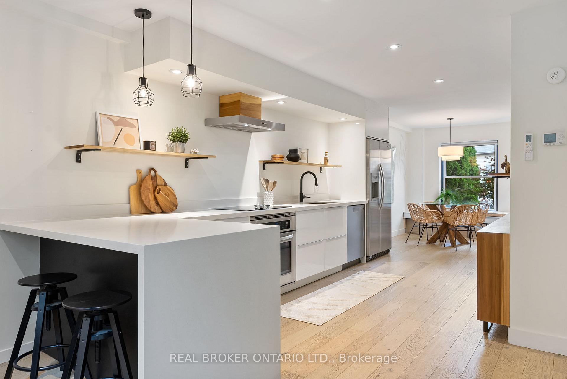 2 Bedrooms Condo at 23 Macaulay, Hamilton For sale