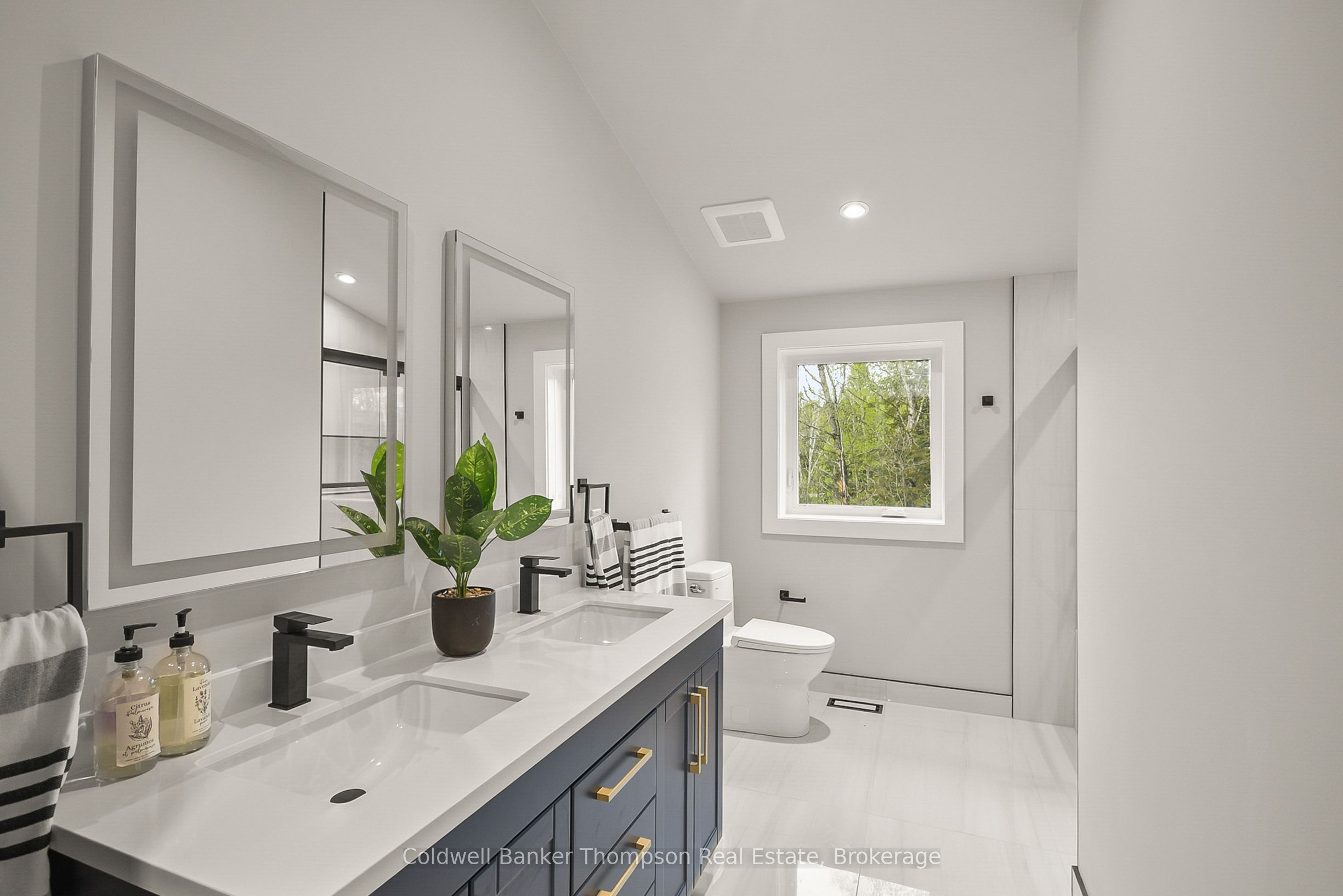 120 Vernon Shores Avenue, Huntsville, ON P1H 2J2