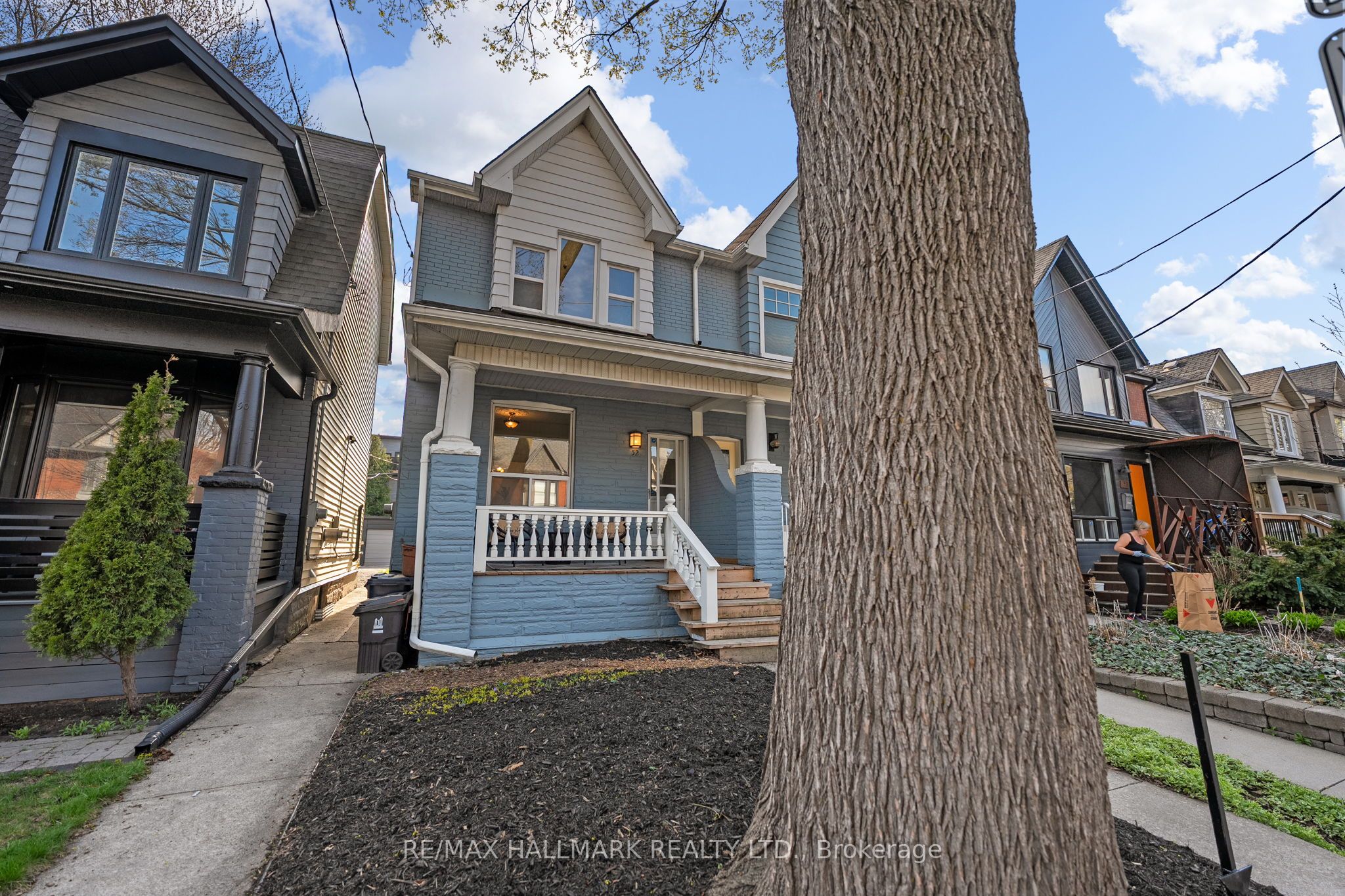 52 Empire Avenue, Toronto, ON M4M 2L4