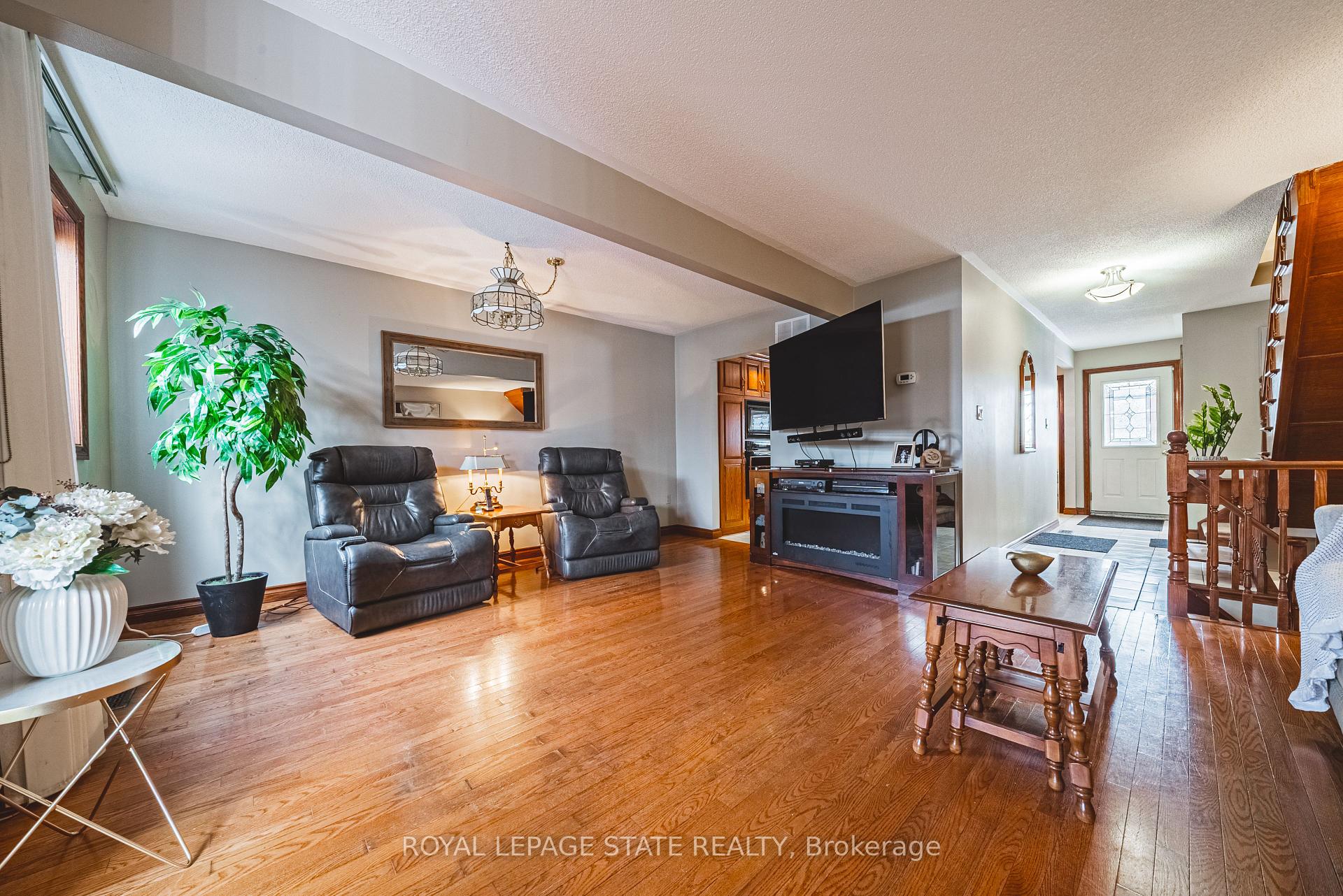 3 Bedrooms Condo at 100 Quigley, Hamilton For sale