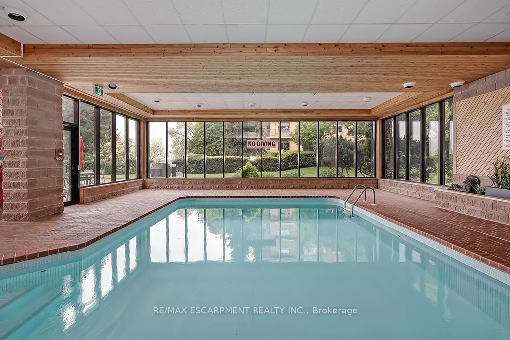 2 Bedrooms Condo at 2220 Lakeshore, Burlington For sale