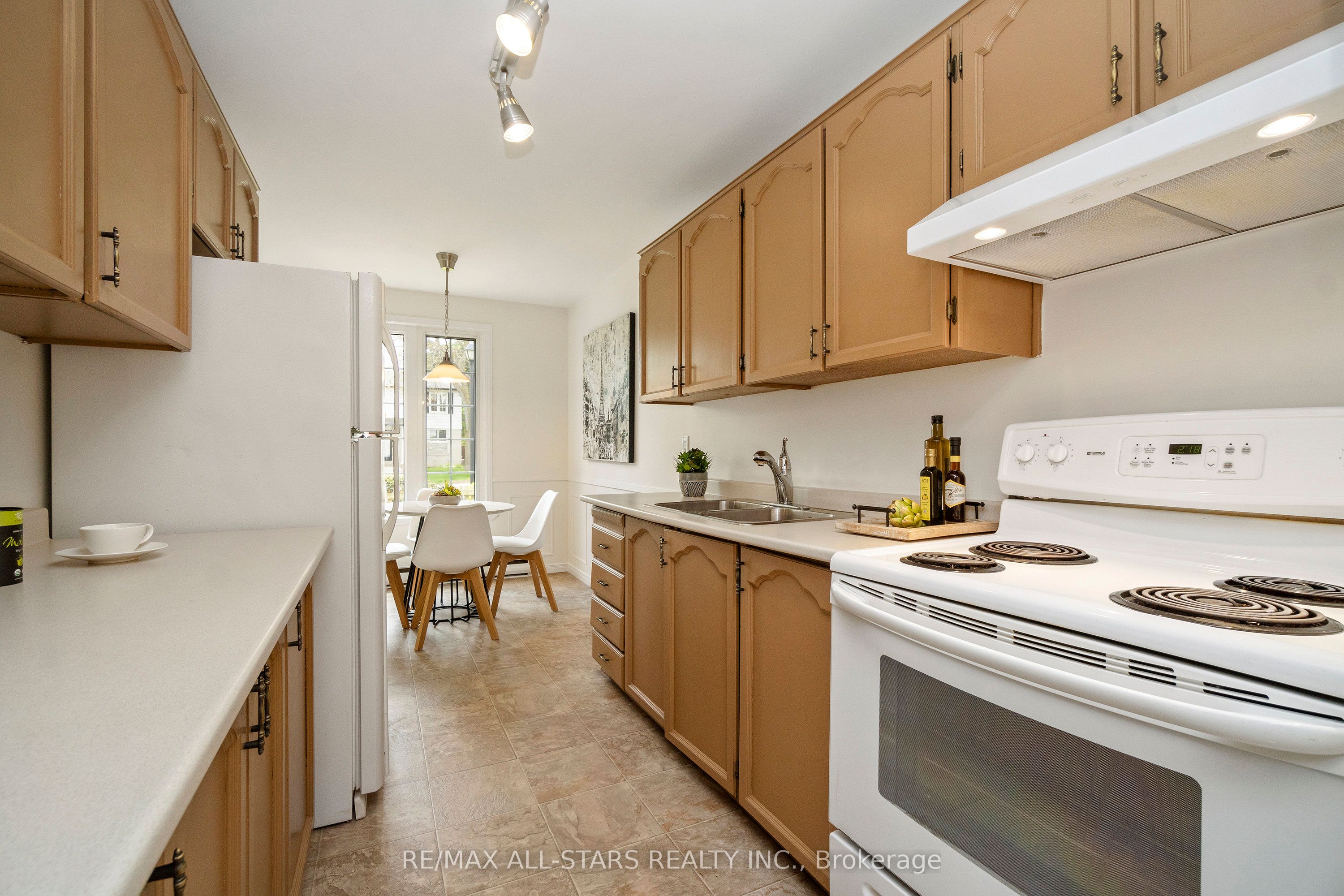 145 Thoms Crescent, Newmarket, ON L3Y 1C9