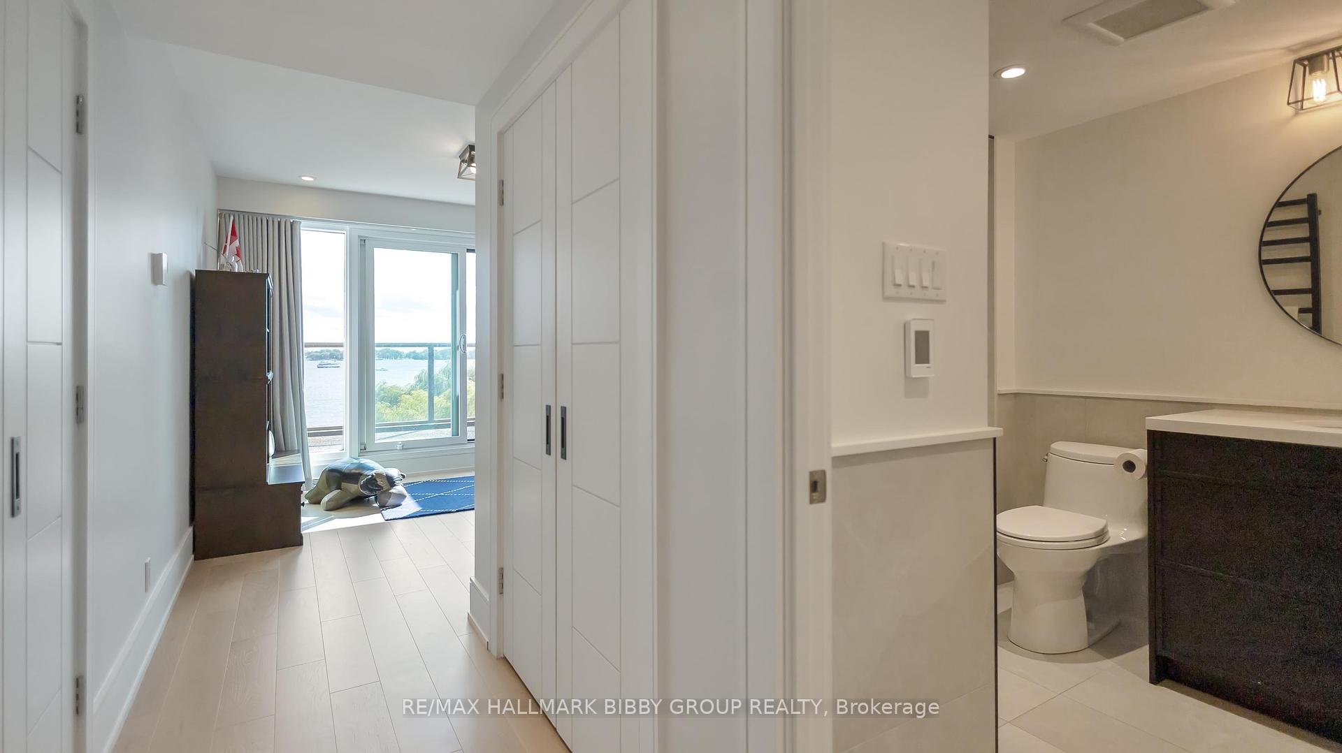 3 Bedrooms Condo at 99 Harbour, Toronto For sale