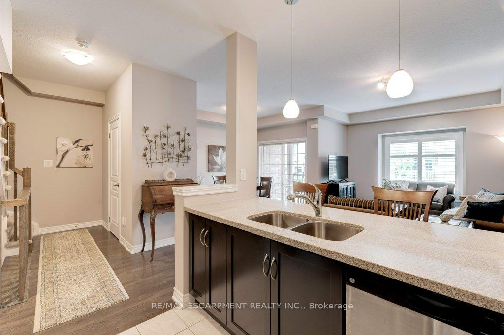 2 Bedrooms Condo at 257 Parkside, Hamilton For sale