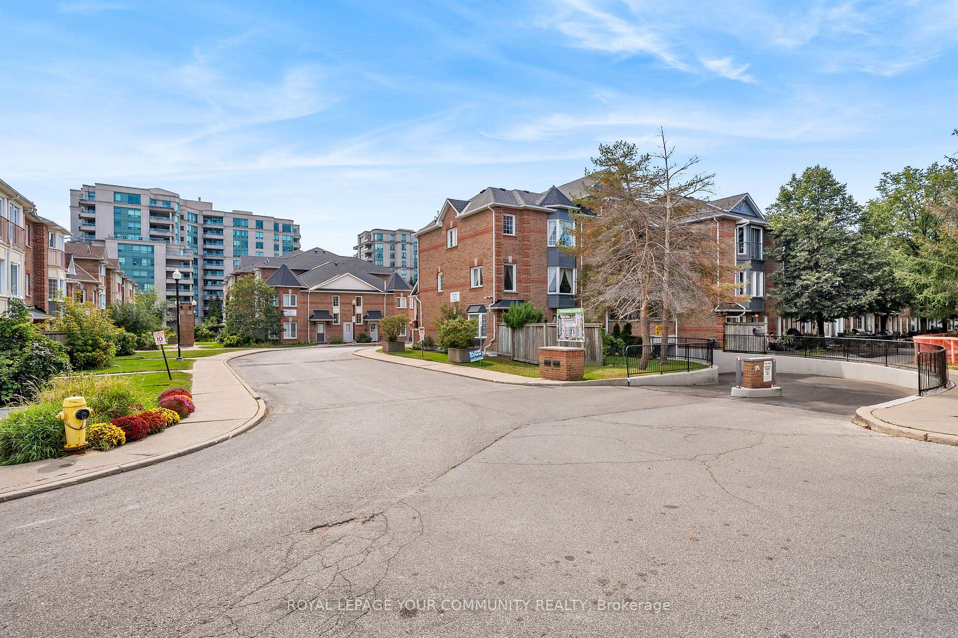3 Bedrooms Condo at 151 Townsgate,  Vaughan For sale