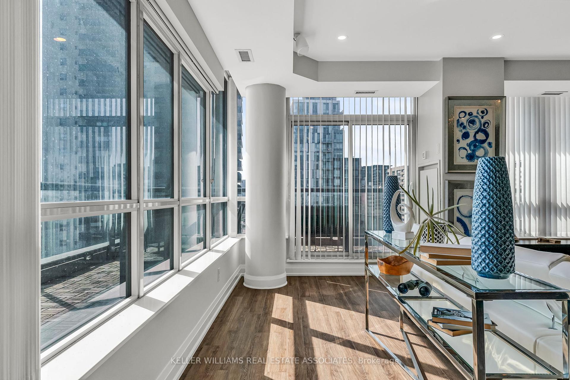 2 Bedrooms Condo at 1 Hurontario, Mississauga For sale