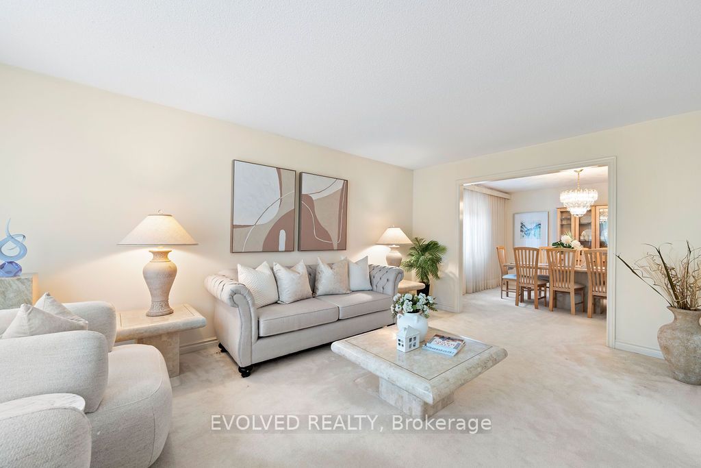 27 Hewlett Crescent