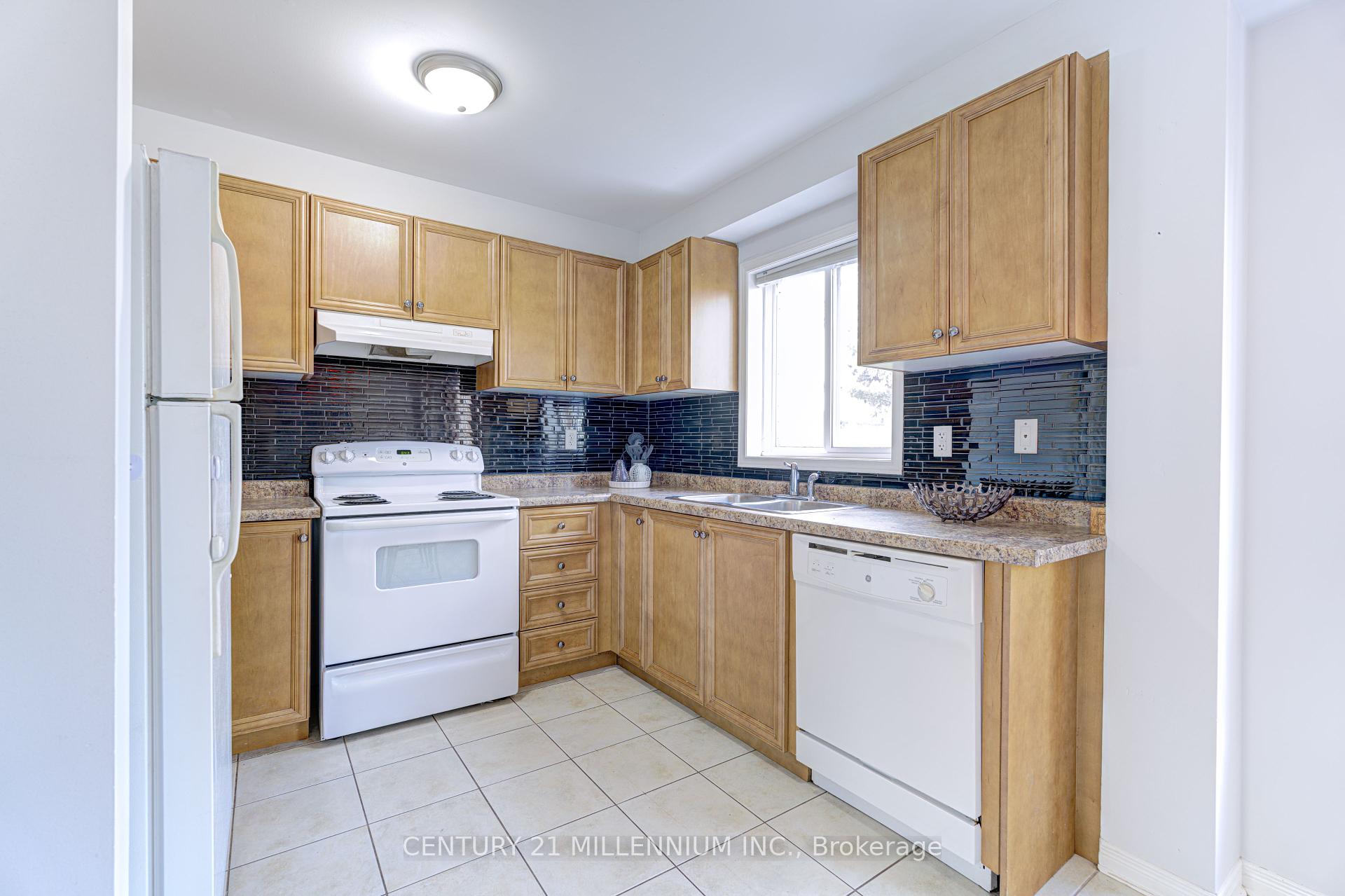 3 Bedrooms Condo at 151 Green,  Hamilton For sale