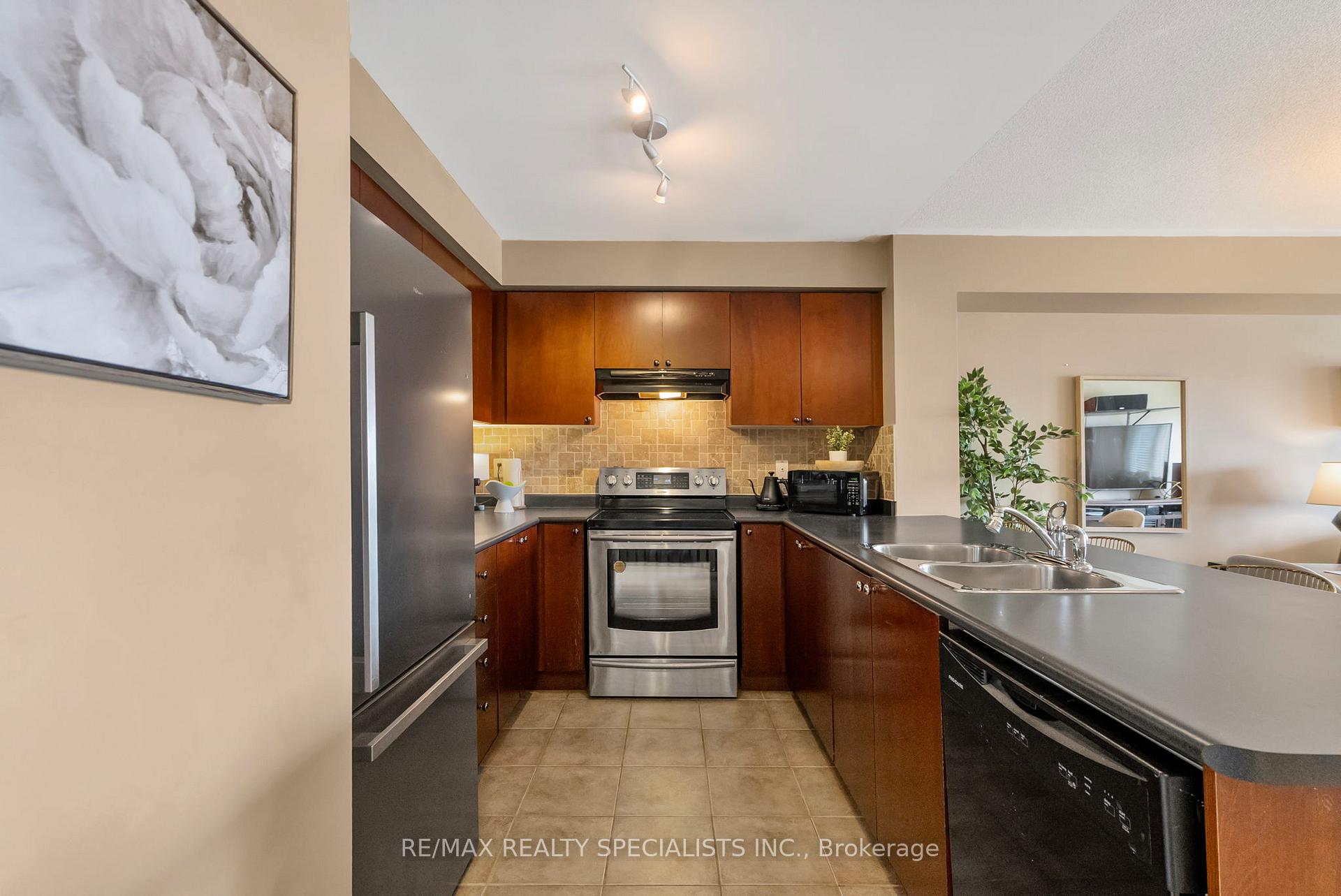 2 Bedrooms Condo at 3985 Eglinton, Mississauga For sale