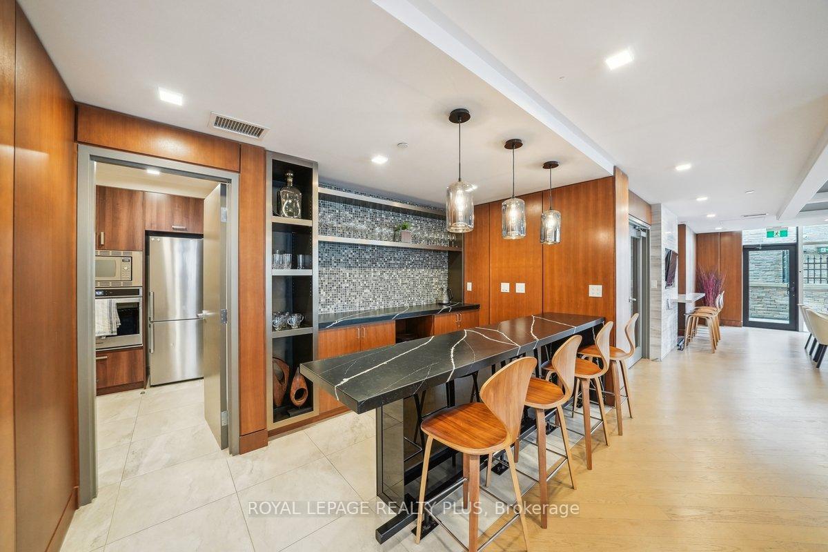 2 Bedrooms Condo at 1575 Lakeshore, Mississauga For sale