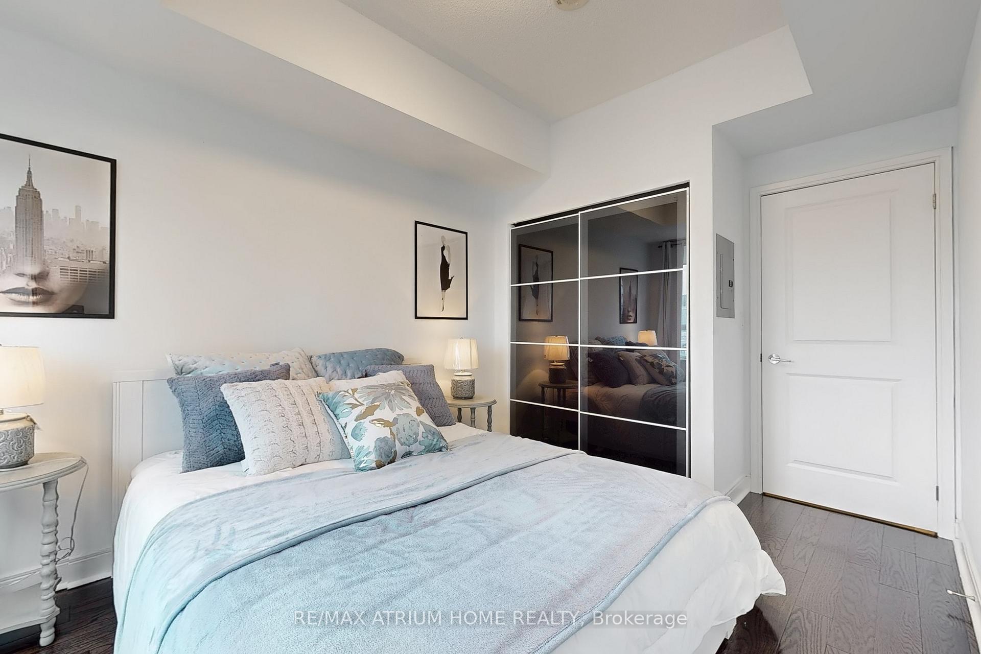 2 Bedrooms Condo at 80 Absolute, Mississauga For sale