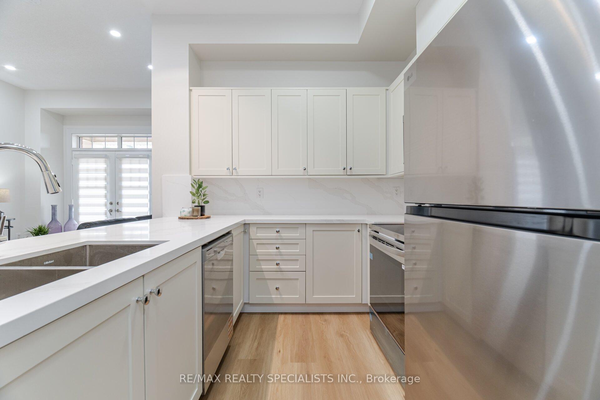 2 Bedrooms Condo at 2326 TAUNTON, Oakville For sale