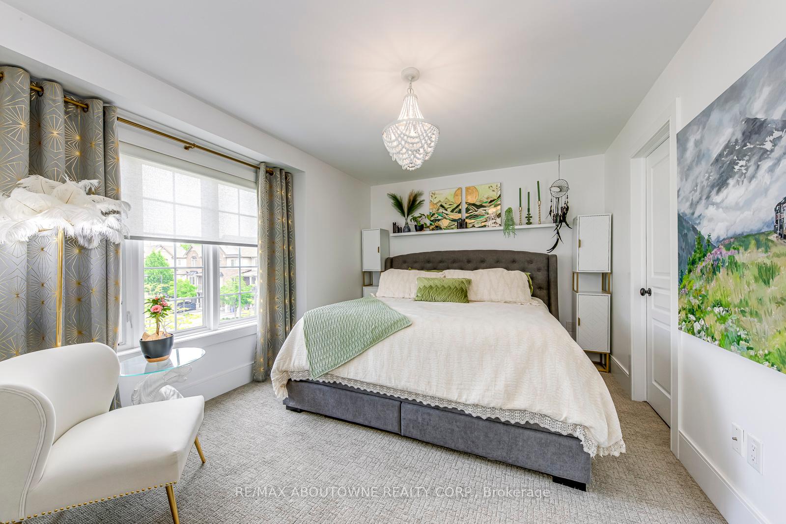 2 Bedrooms Condo at 1401 Plains, Burlington For sale