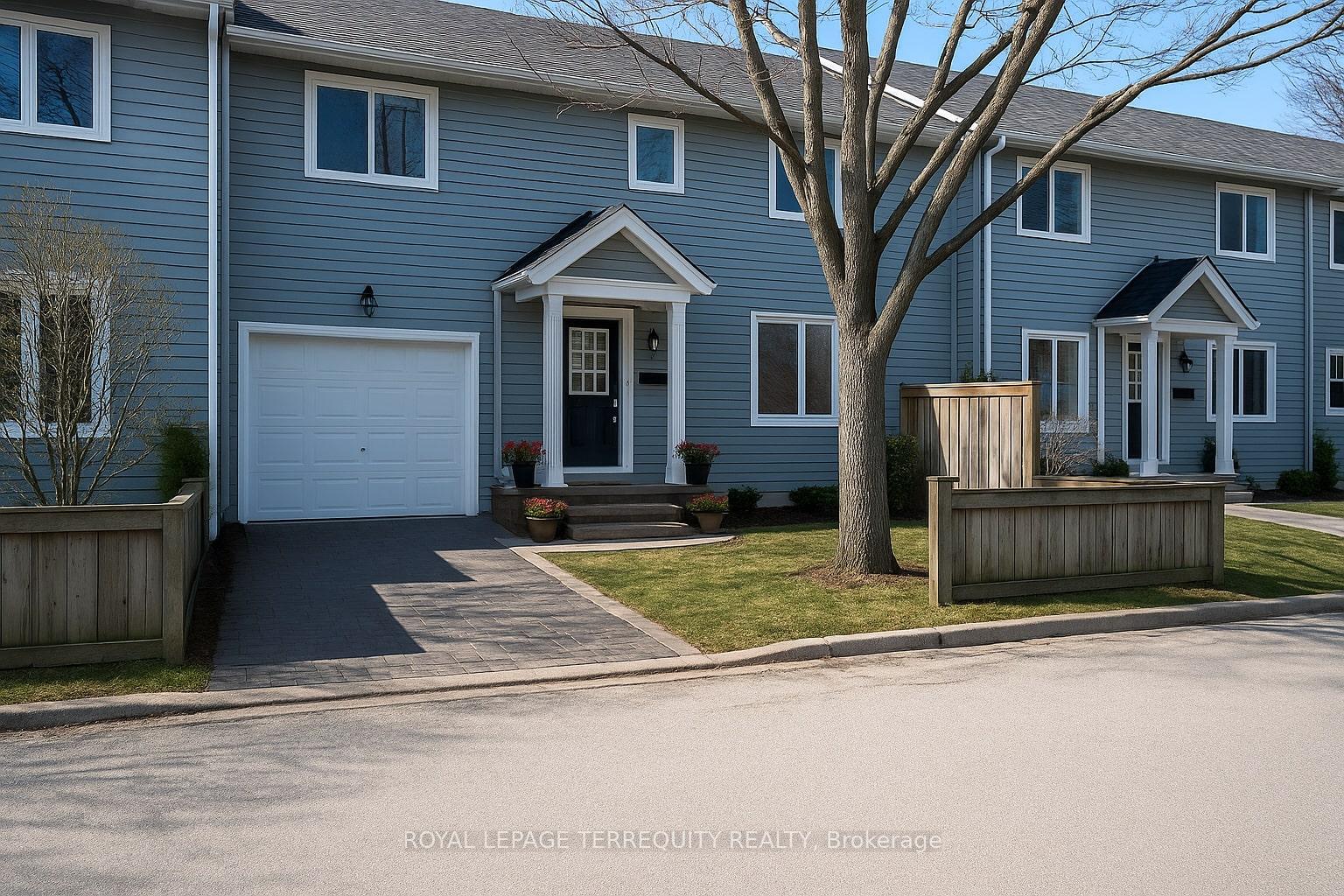 3 Bedrooms Condo at 2021 Sixth,  Oakville For sale