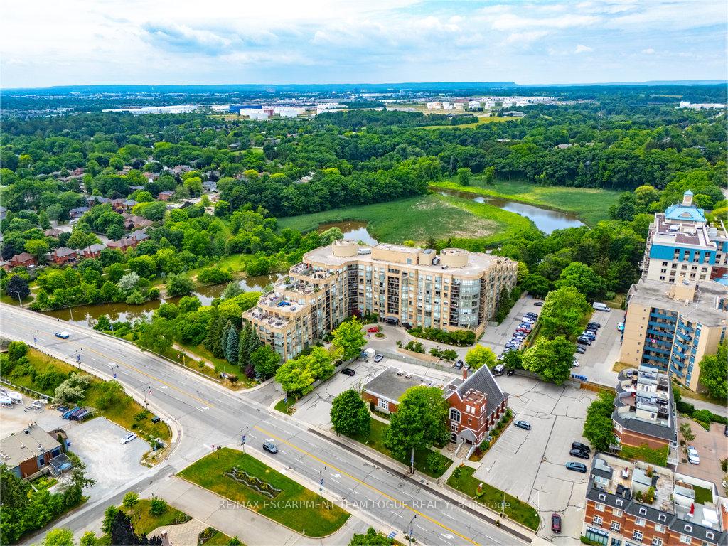 2 Bedrooms Condo at 2511 Lakeshore, Oakville For sale