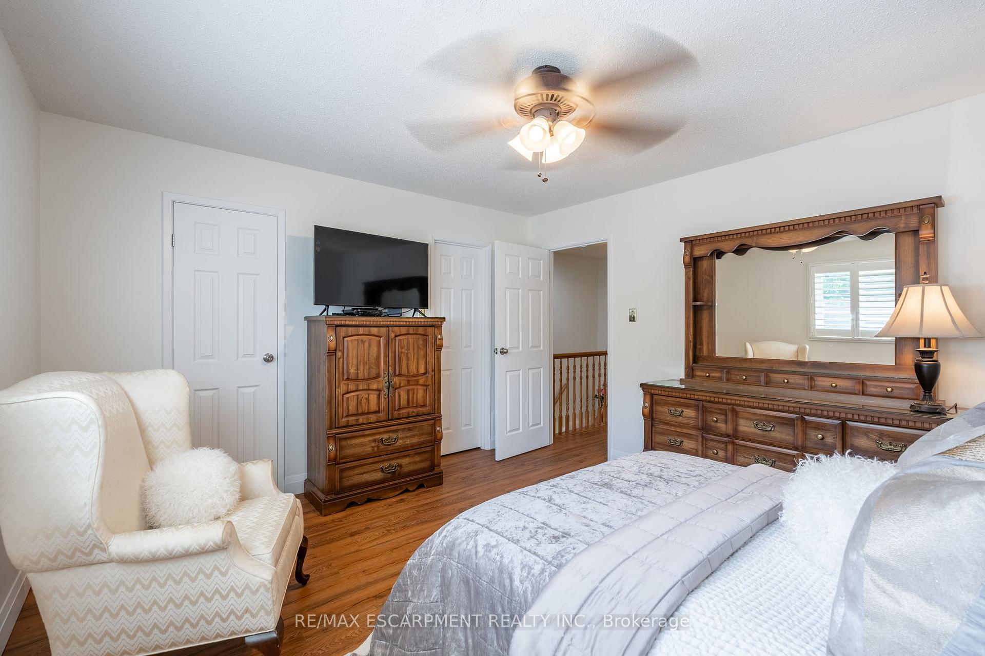 3 Bedrooms Condo at 2301 Cavendish, Burlington For sale