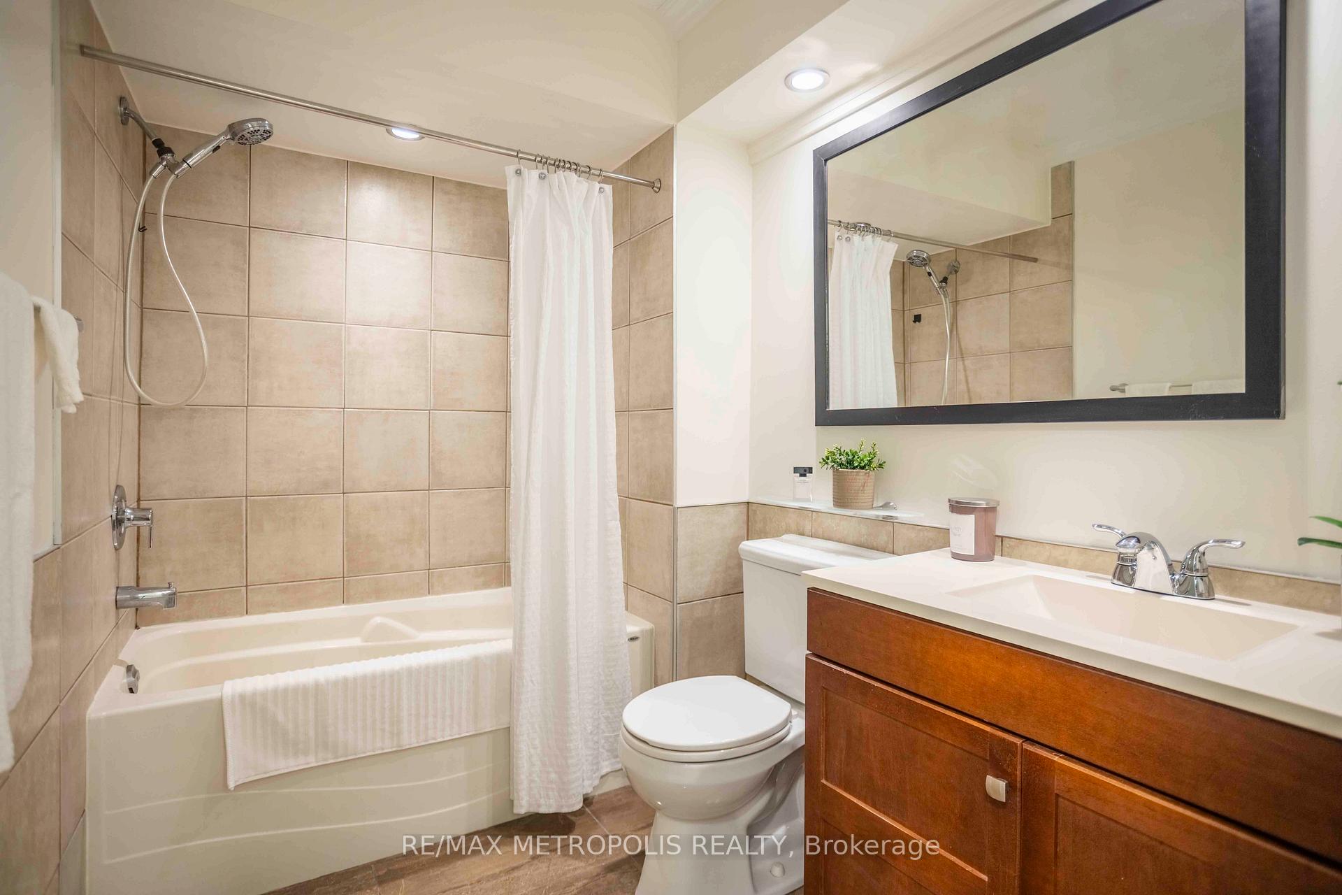 3 Bedrooms Condo at 11 Harrisford, Hamilton For sale