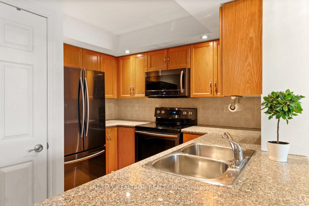 3 Bedrooms Condo at 250 Wellington, Toronto For sale